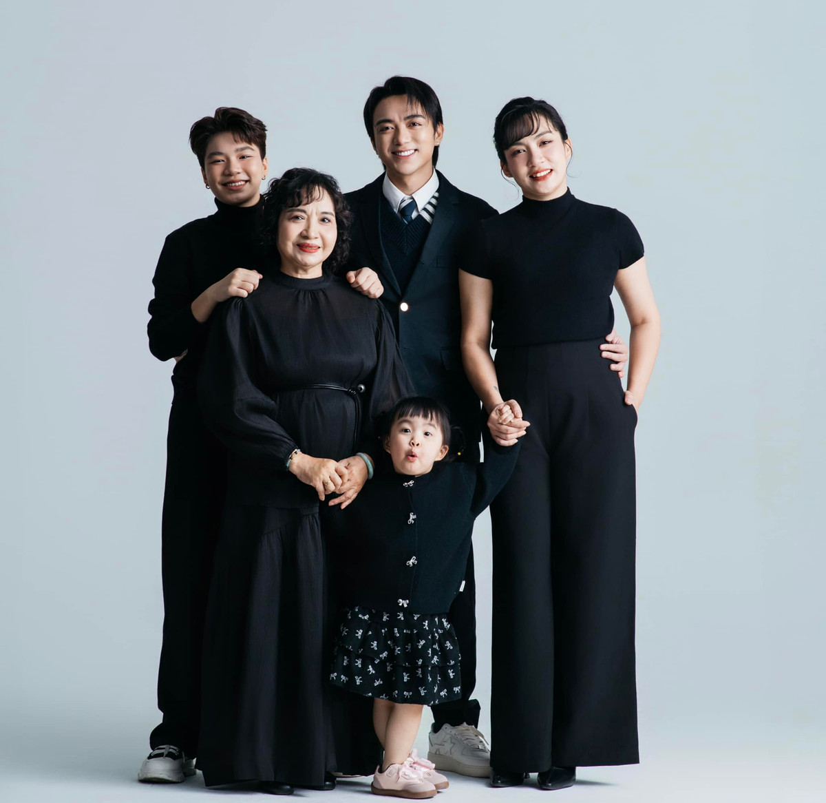 Soobin chia sẻ ảnh các thành viên trong gia đình. Ảnh FB: Soobin