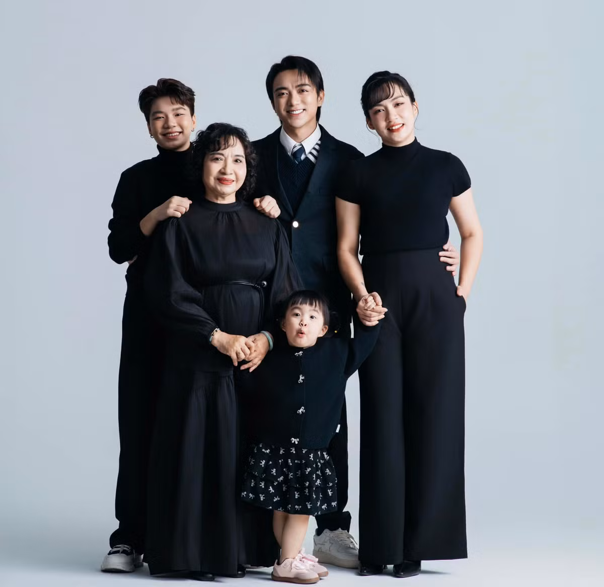 Soobin chia sẻ ảnh các thành viên trong gia đình. Ảnh FB: Soobin