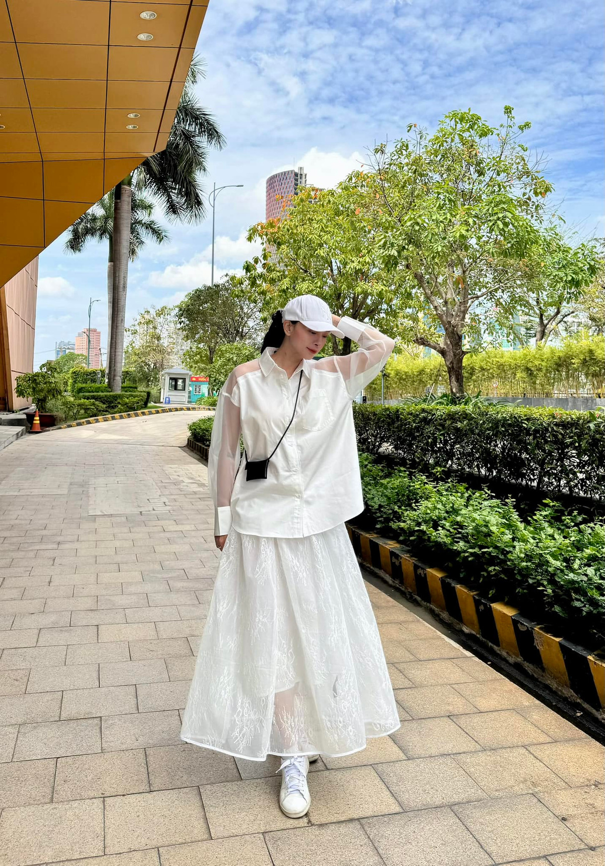 Ngô Thanh Vân diện outfit màu trắng dạo phố. Ảnh: FB Ngo Thanh Van