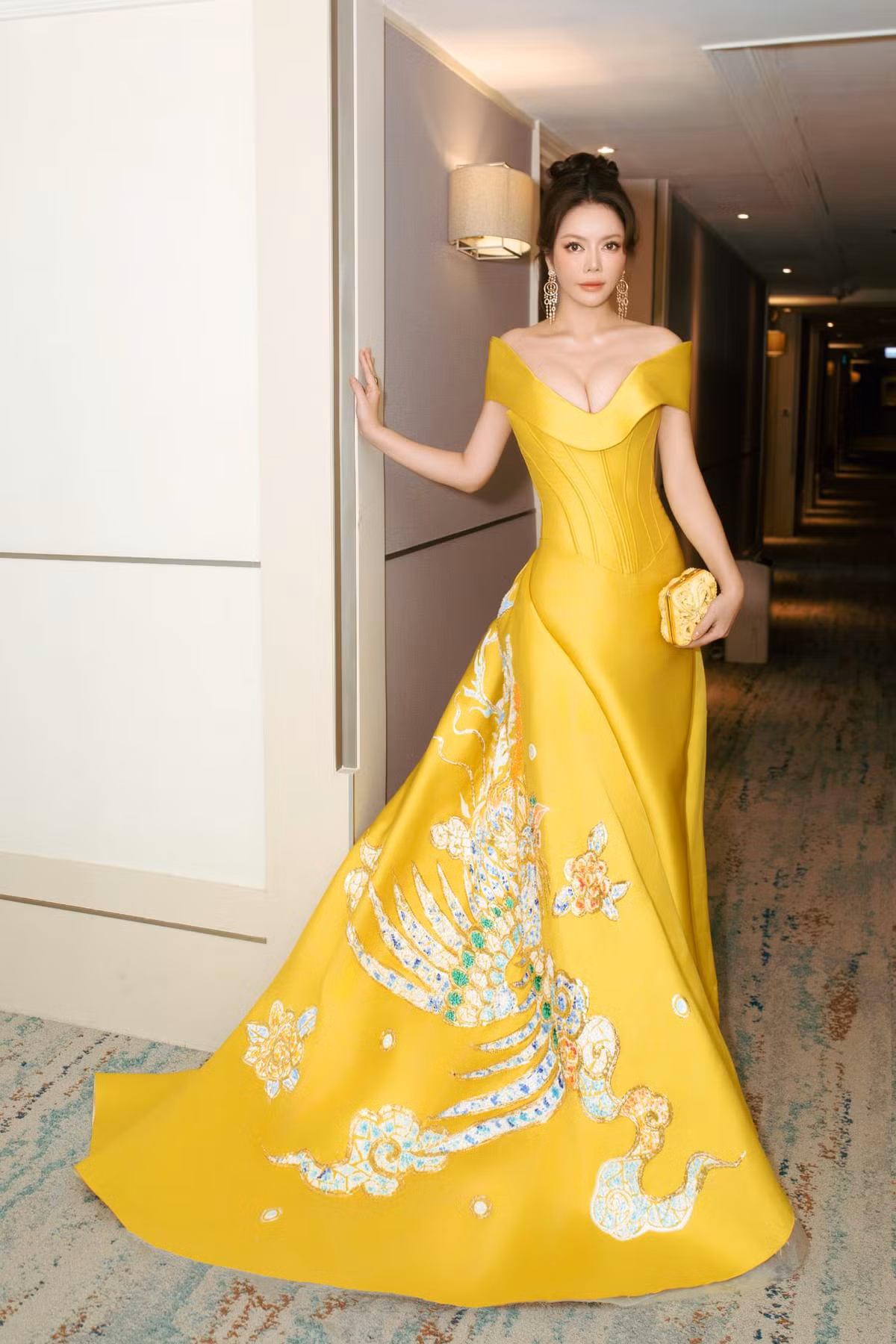 Nhiều người không khỏi trầm trồ trước vẻ đẹp ngày càng mặn mà và quyến rũ của cô.