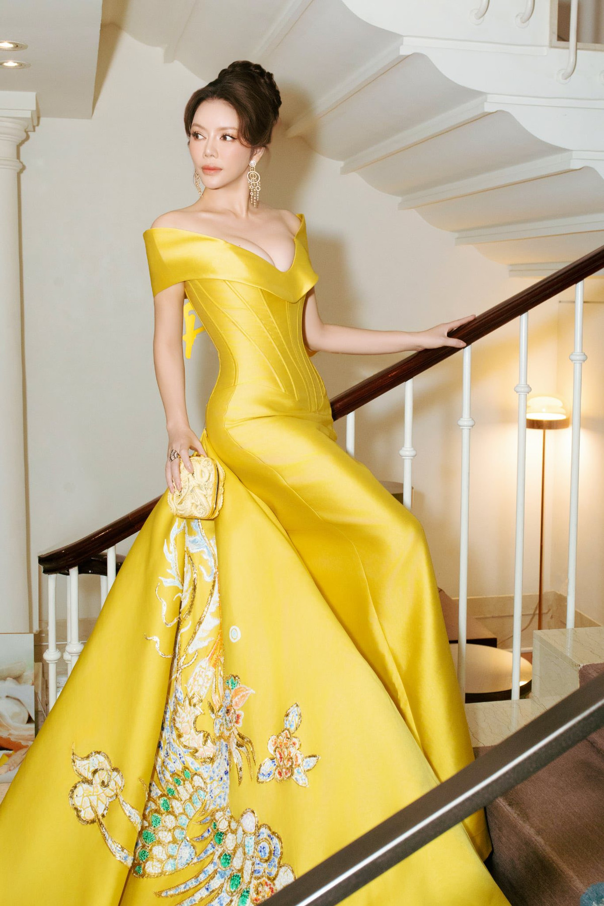 Thiết kế trễ vai giúp cô khoe tối đa vẻ gợi cảm của xương quai xanh và vòng một nảy nở.