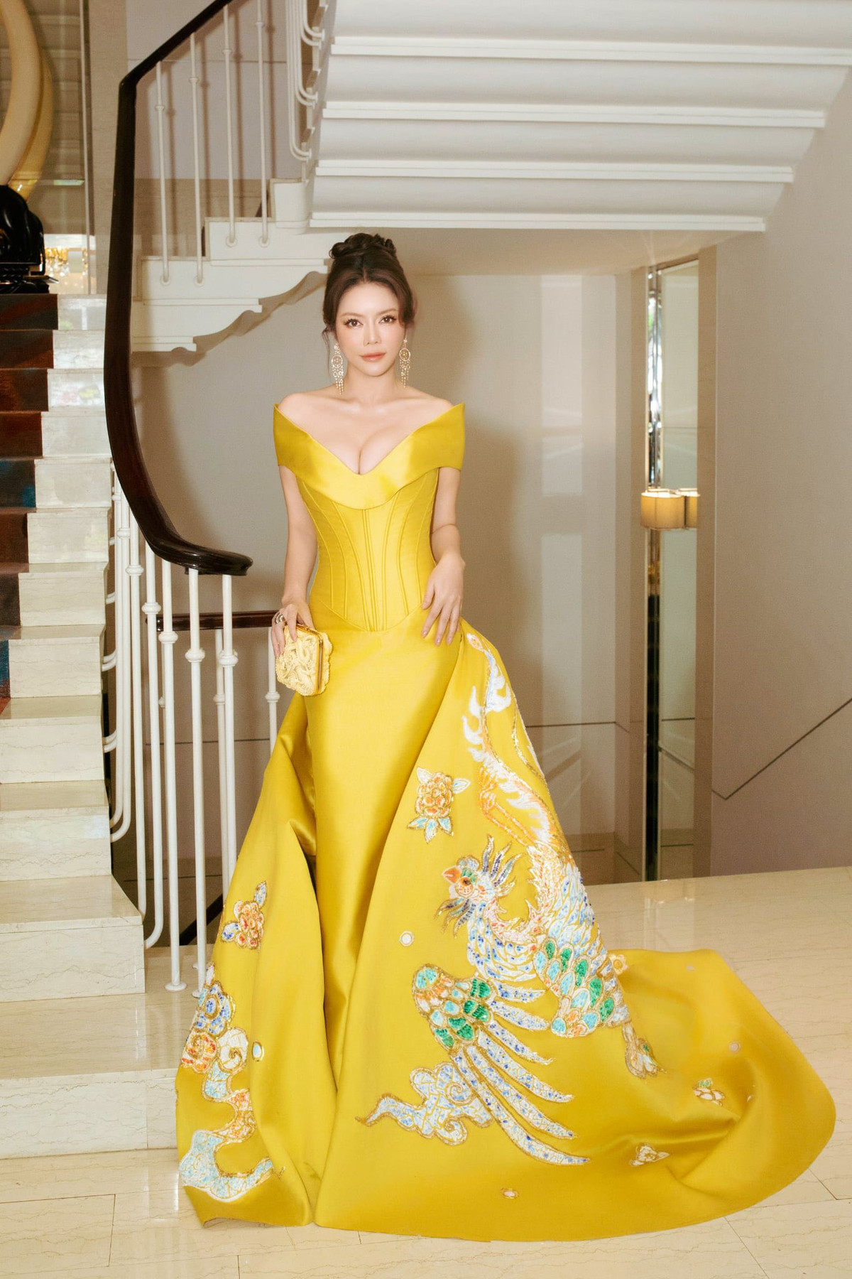 Chiếc đầm mà Lý Nhã Kỳ diện có phần cổ khoét sâu, để lộ bờ vai trần quyến rũ và vòng một căng đầy.