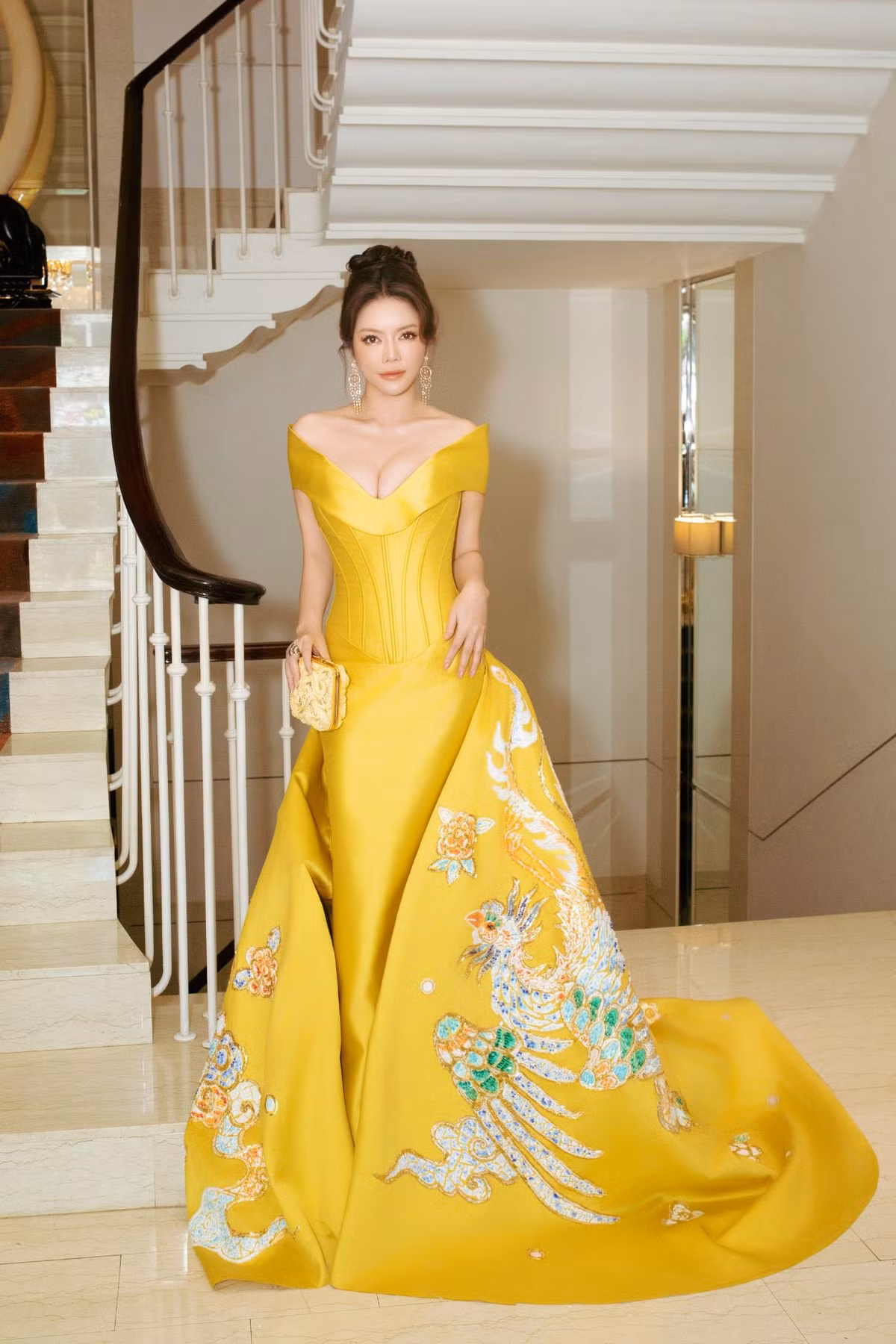 Chiếc đầm mà Lý Nhã Kỳ diện có phần cổ khoét sâu, để lộ bờ vai trần quyến rũ và vòng một căng đầy.