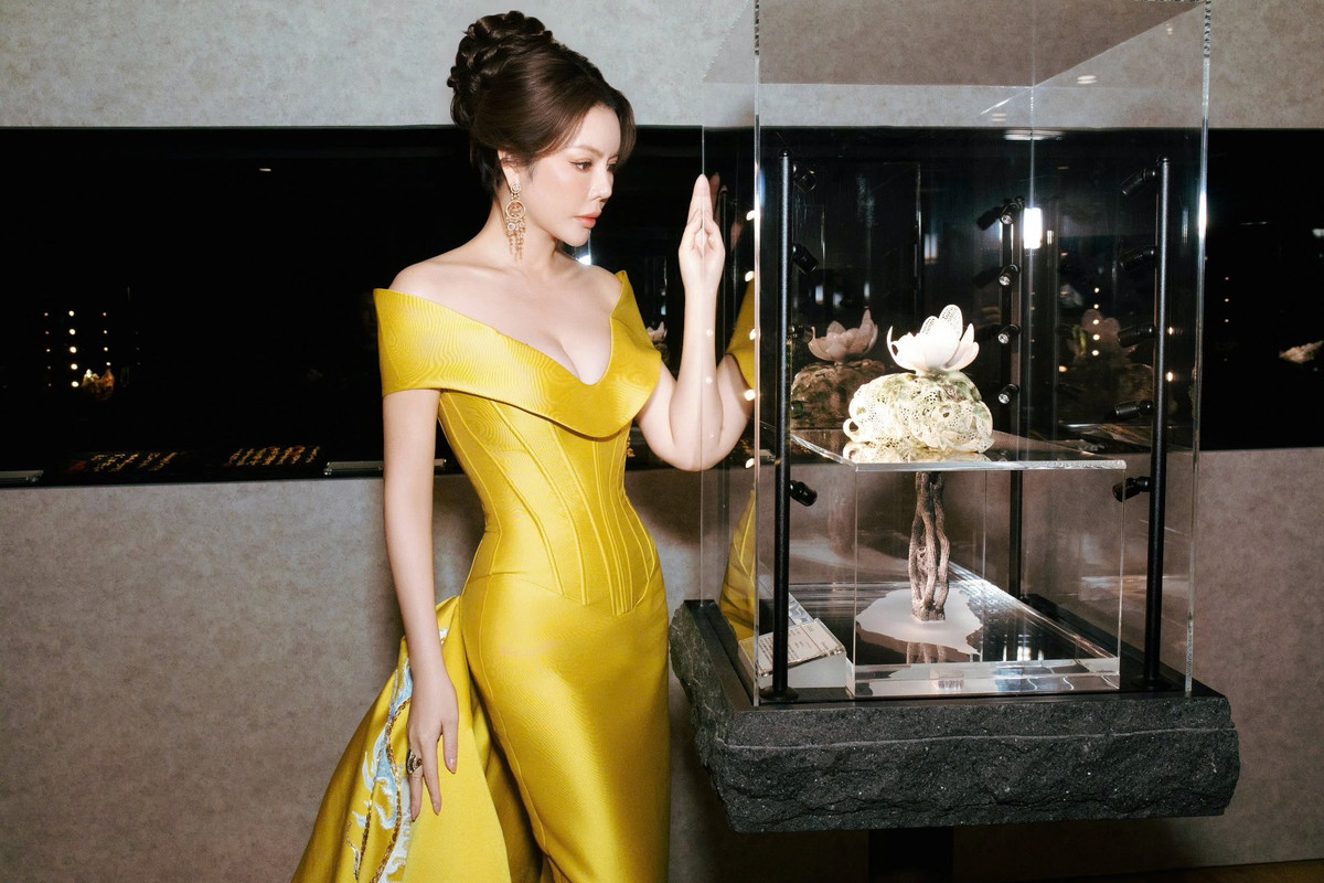 Trong sự kiện diễn ra tại Đài Loan, nữ diễn viên Lý Nhã Kỳ trở thành tâm điểm của sự chú ý khi khoác lên mình một thiết kế đầm dạ hội vô cùng gợi cảm.