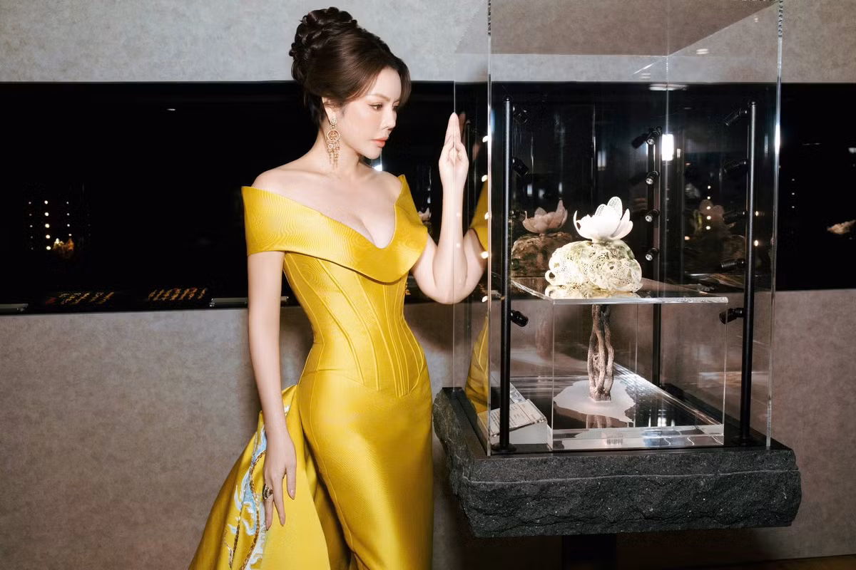 Trong sự kiện diễn ra tại Đài Loan, nữ diễn viên Lý Nhã Kỳ trở thành tâm điểm của sự chú ý khi khoác lên mình một thiết kế đầm dạ hội vô cùng gợi cảm.