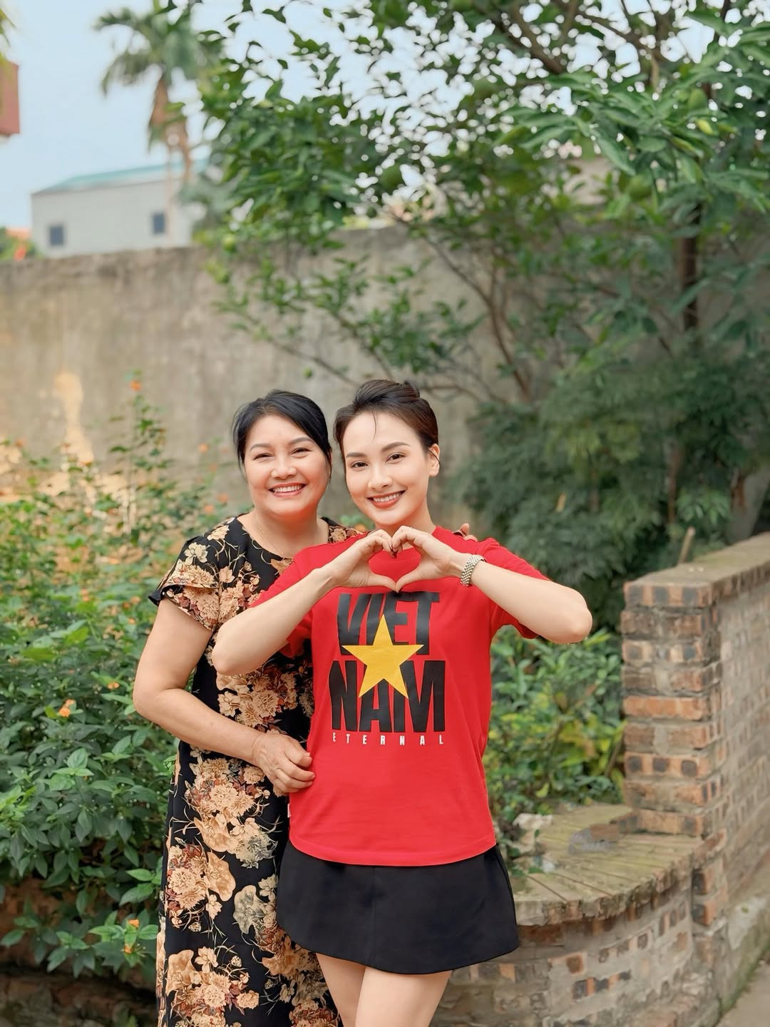 Bảo Thanh về thăm mẹ ruột. Ảnh: FB Bảo Thanh