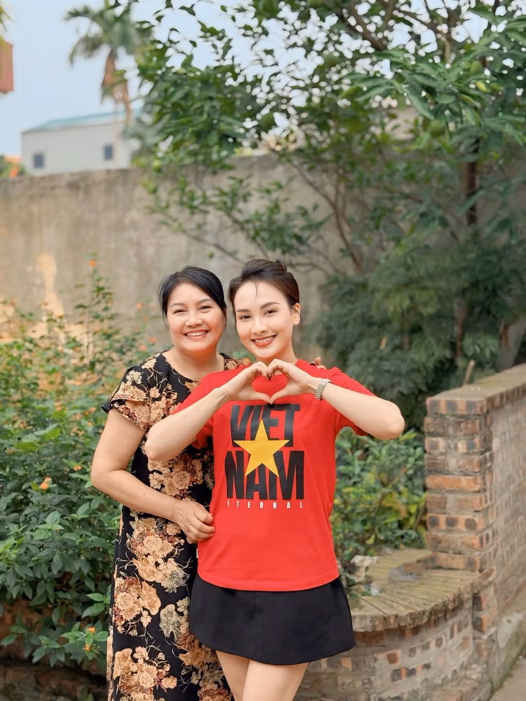 Bảo Thanh về thăm mẹ ruột. Ảnh: FB Bảo Thanh