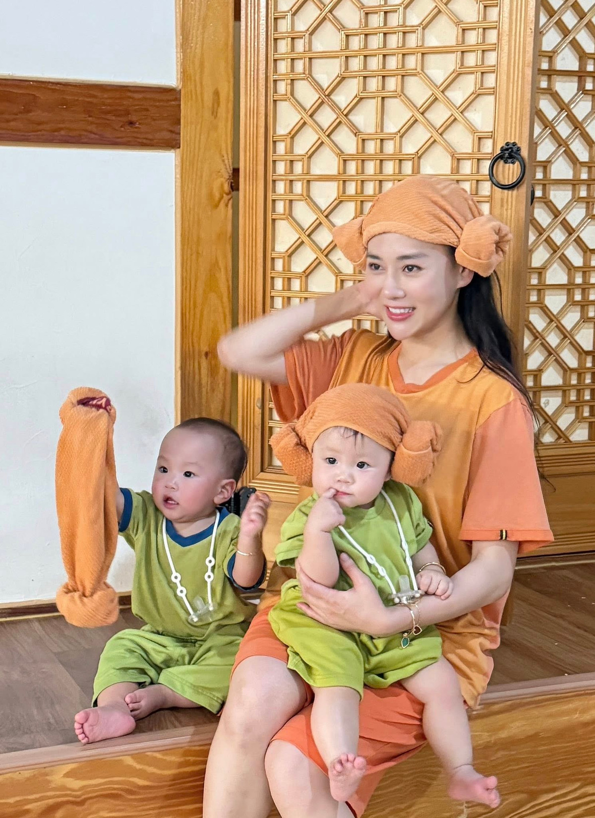 Phương Oanh khoe ảnh đi xông hơi cùng 2 con. Ảnh: FB Đỗ Phương Oanh