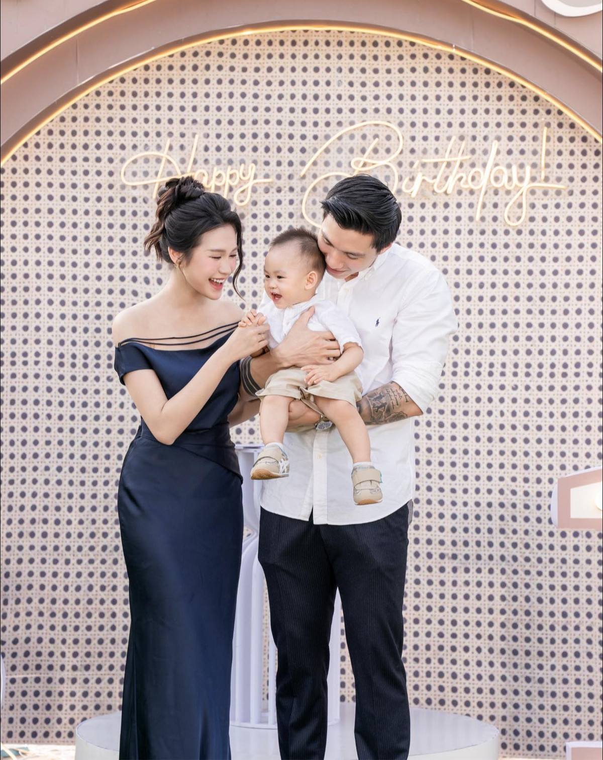 Khoảnh khắc hạnh phúc của gia đình Đoàn Văn Hậu - Doãn Hải My trong tiệc sinh nhật bé Lúa. Ảnh: FB Doan Hai My