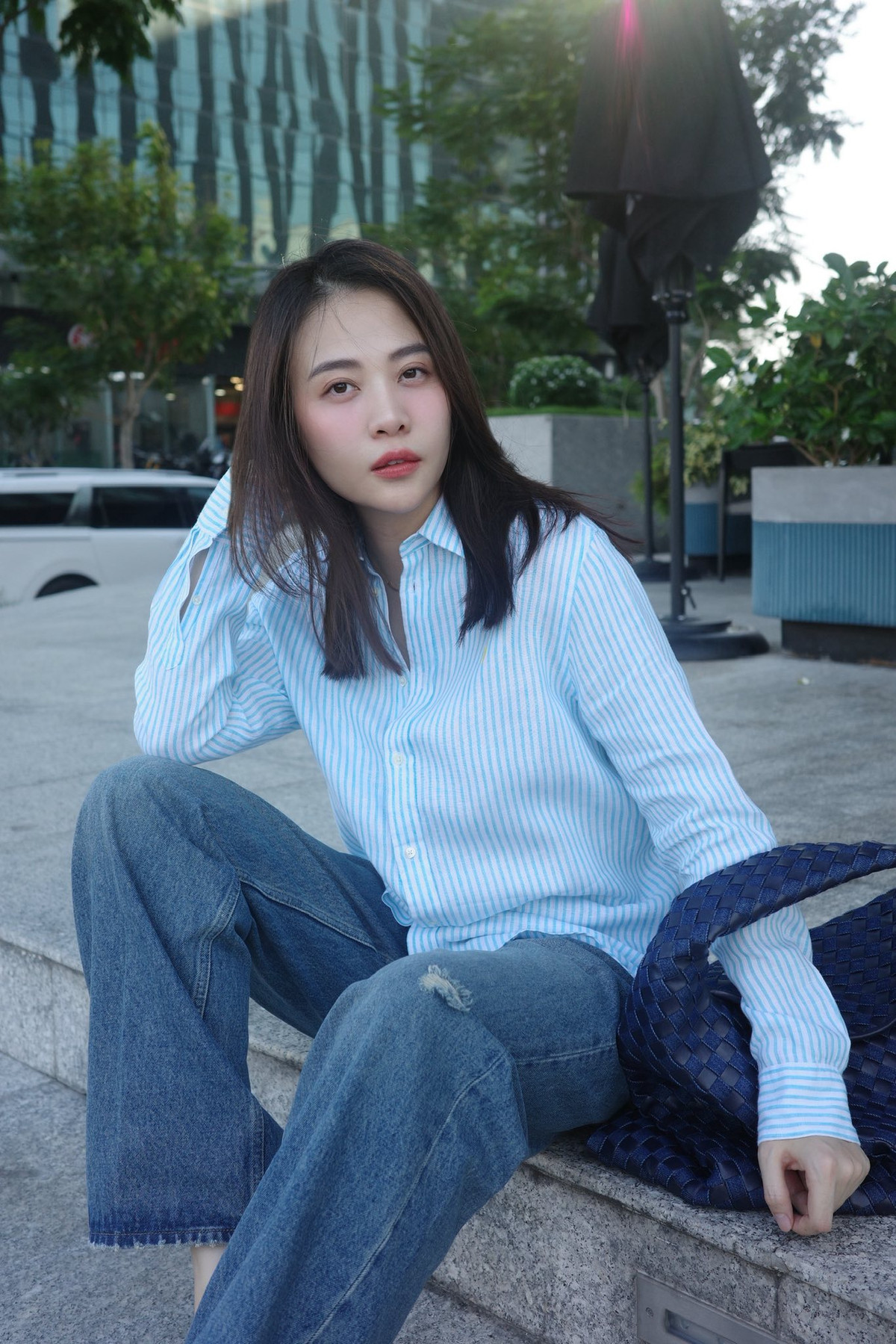 Đàm Thu Trang trẻ trung xuống phố. Ảnh: FB Đàm Thu Trang