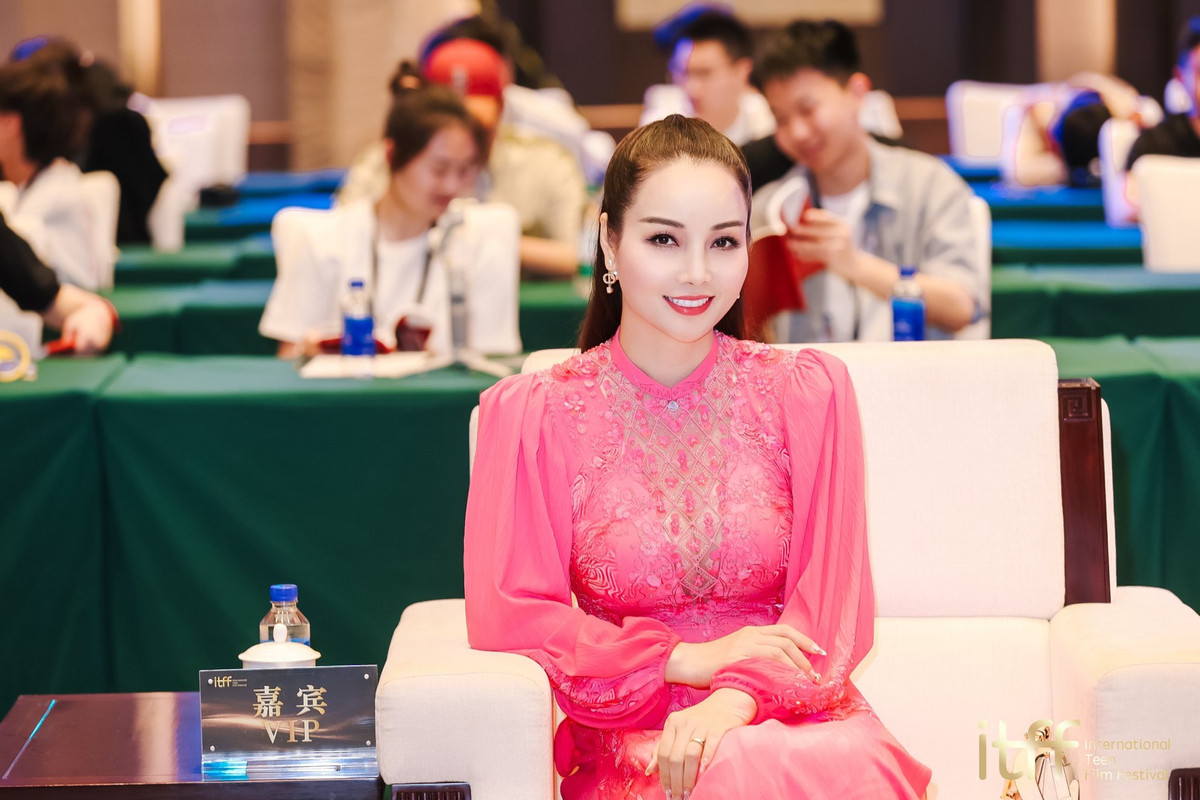 Diễn viên Mai Thu Huyền xinh đẹp trong chuyến công tác Thượng Hải. Ảnh: FB Mai Thu Huyen