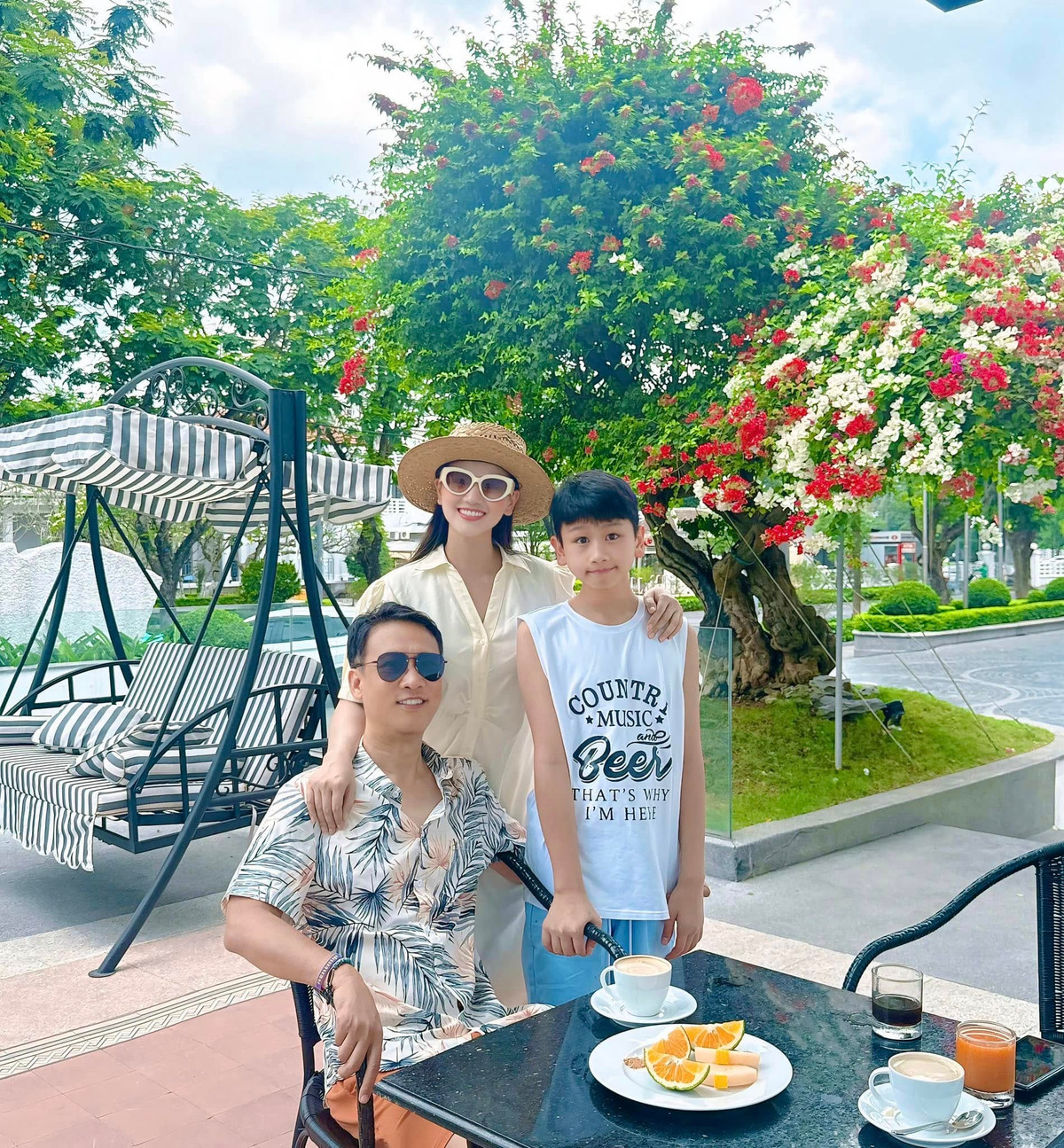 Lã Thanh Huyền cùng gia đình du lịch Huế. Ảnh: FB Lã Thanh Huyền