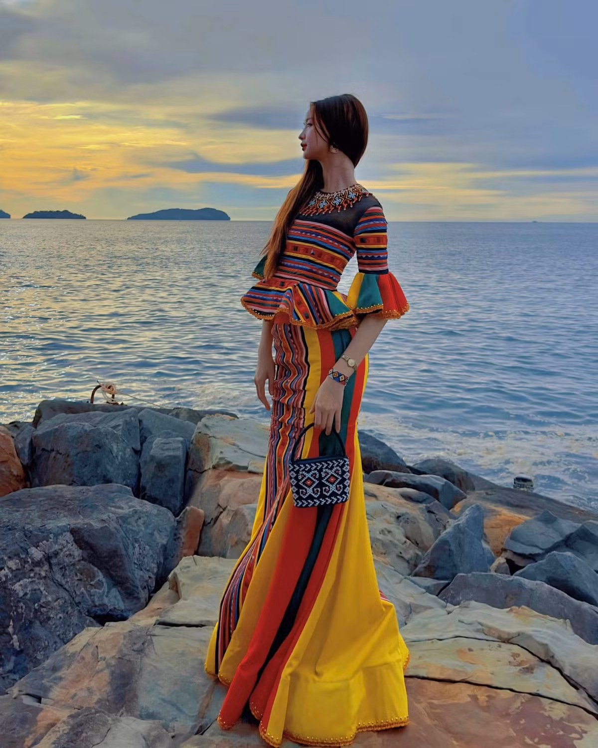 Hoa hậu Bảo Ngọc post dáng ở biển Malaysia, diện trang phục bản địa. Ảnh: FB Lê Nguyễn Bảo Ngọc