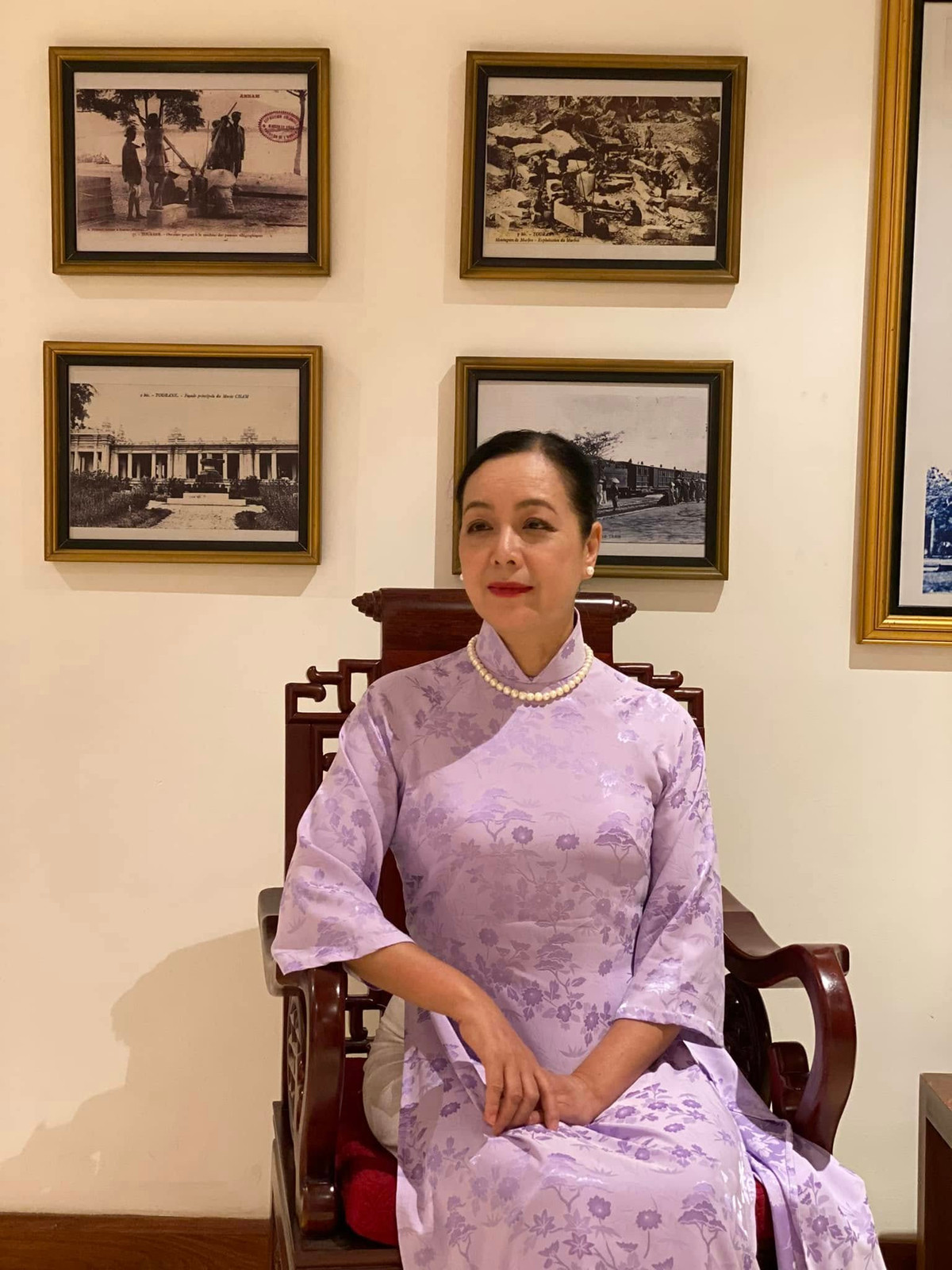 NSƯT Chiều Xuân mơ màng bên áo dài tím. Ảnh: FB Nguyễn Thị Chiều Xuân