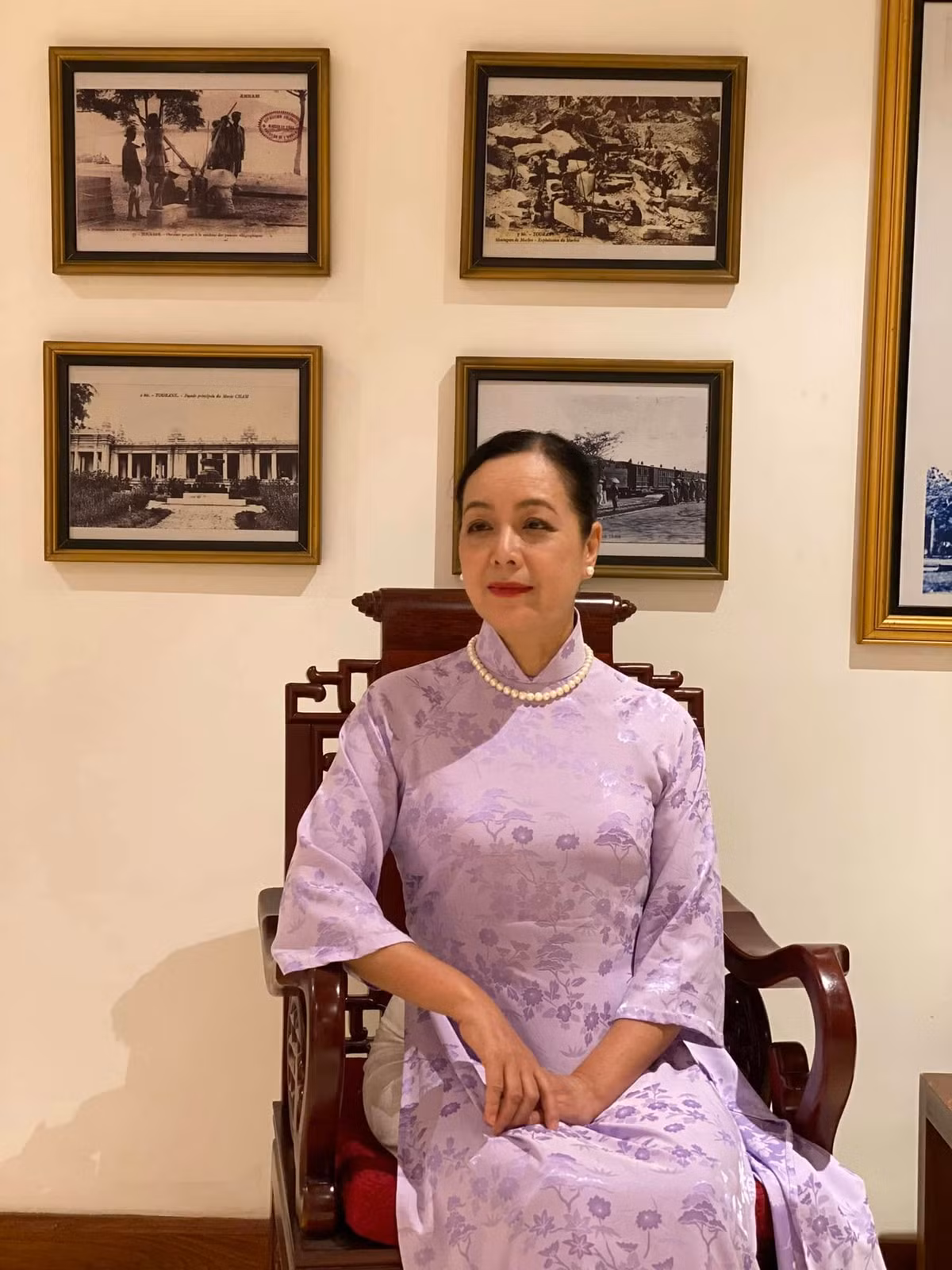 NSƯT Chiều Xuân mơ màng bên áo dài tím. Ảnh: FB Nguyễn Thị Chiều Xuân