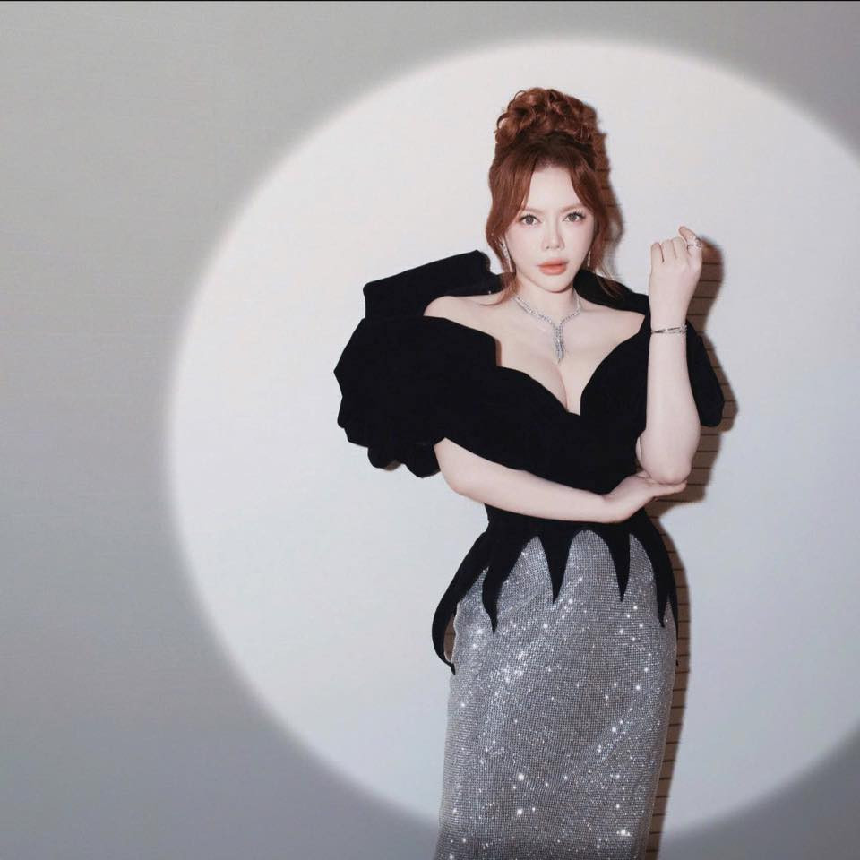 Những năm qua, Lý Nhã Kỳ nhận được sự quan tâm từ khán giả chủ yếu bởi độ giàu có, xa hoa của mình. Nhiều người còn gọi cô là "nữ hoàng kim cương". Ảnh: FB Ly Nha Ky - Artist