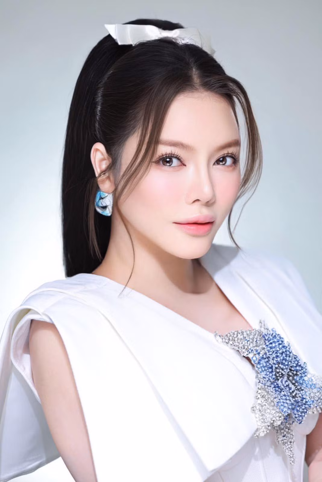 Dẫu thành đạt và nổi tiếng, song ở tuổi 42, mỹ nhân "Kiều nữ và đại gia" vẫn "lẻ bóng". Ảnh: FB Ly Nha Ky - Artist