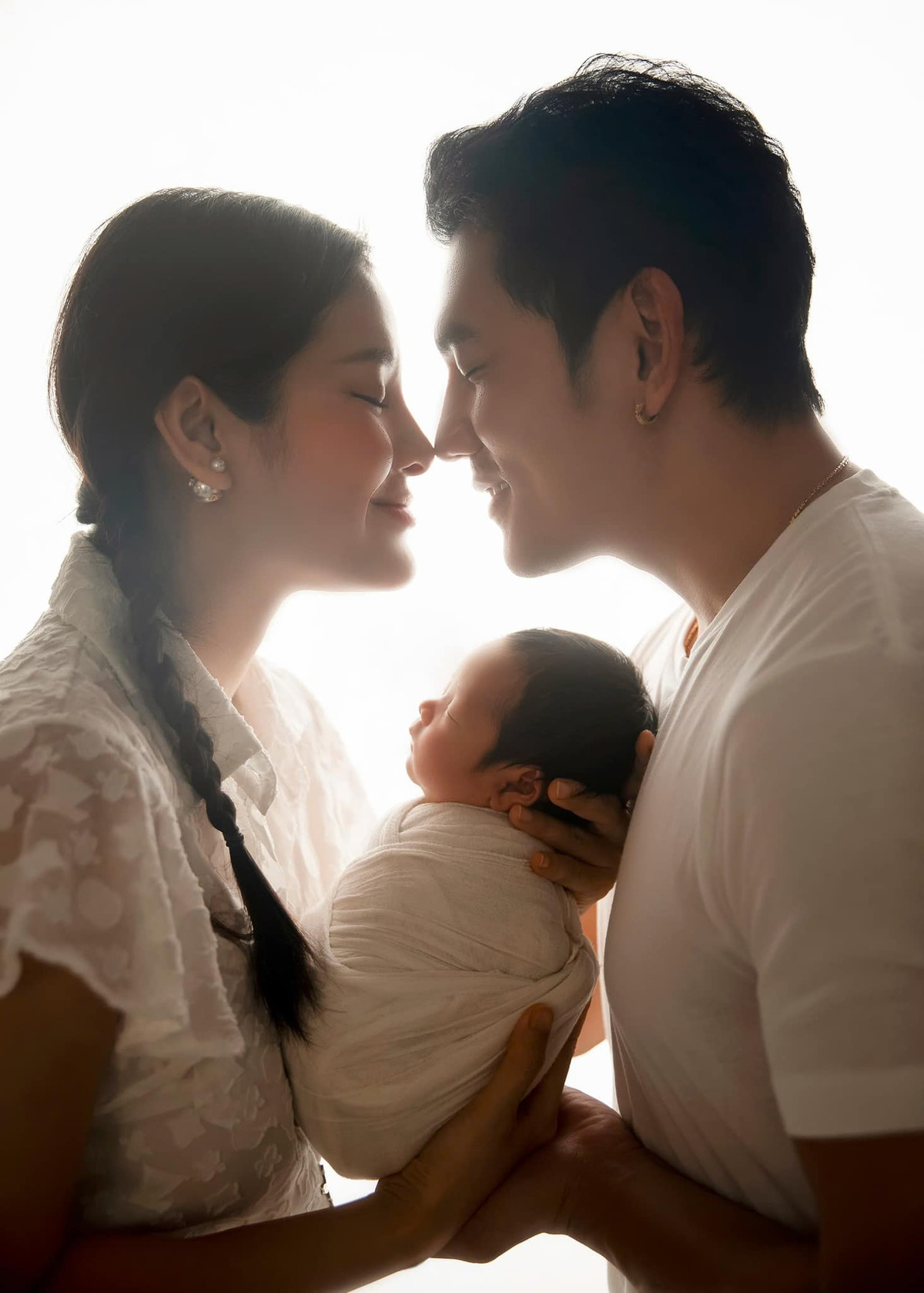 Phương Trinh Jolie cùng ông xã chụp ảnh với con mới sinh. Ảnh: FB Phương Trinh Jolie