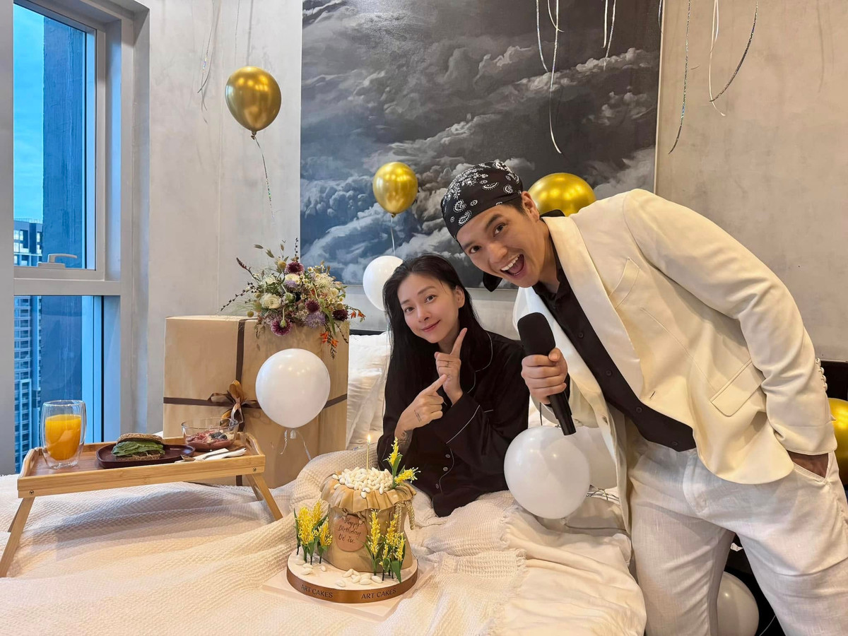 Ngô Thanh Vân không giấu được niềm hạnh phúc khi chia sẻ khoảnh khắc được chồng trẻ tổ chức tiệc sinh nhật bất ngờ tại nhà. Ảnh: FB Ngo Thanh Van