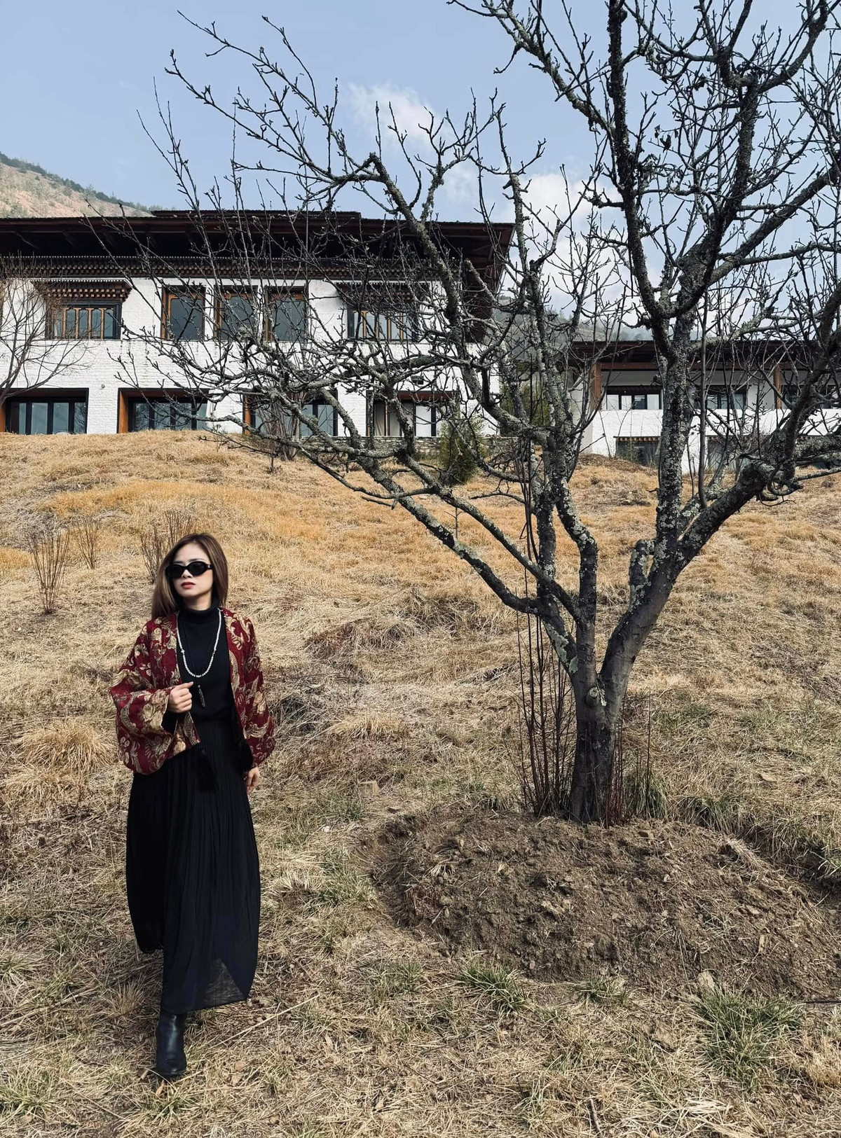 Ca sĩ Dương Hoàng Yến thong dong ở Paro, Bhutan. Ảnh: FB Dương Hoàng Yến