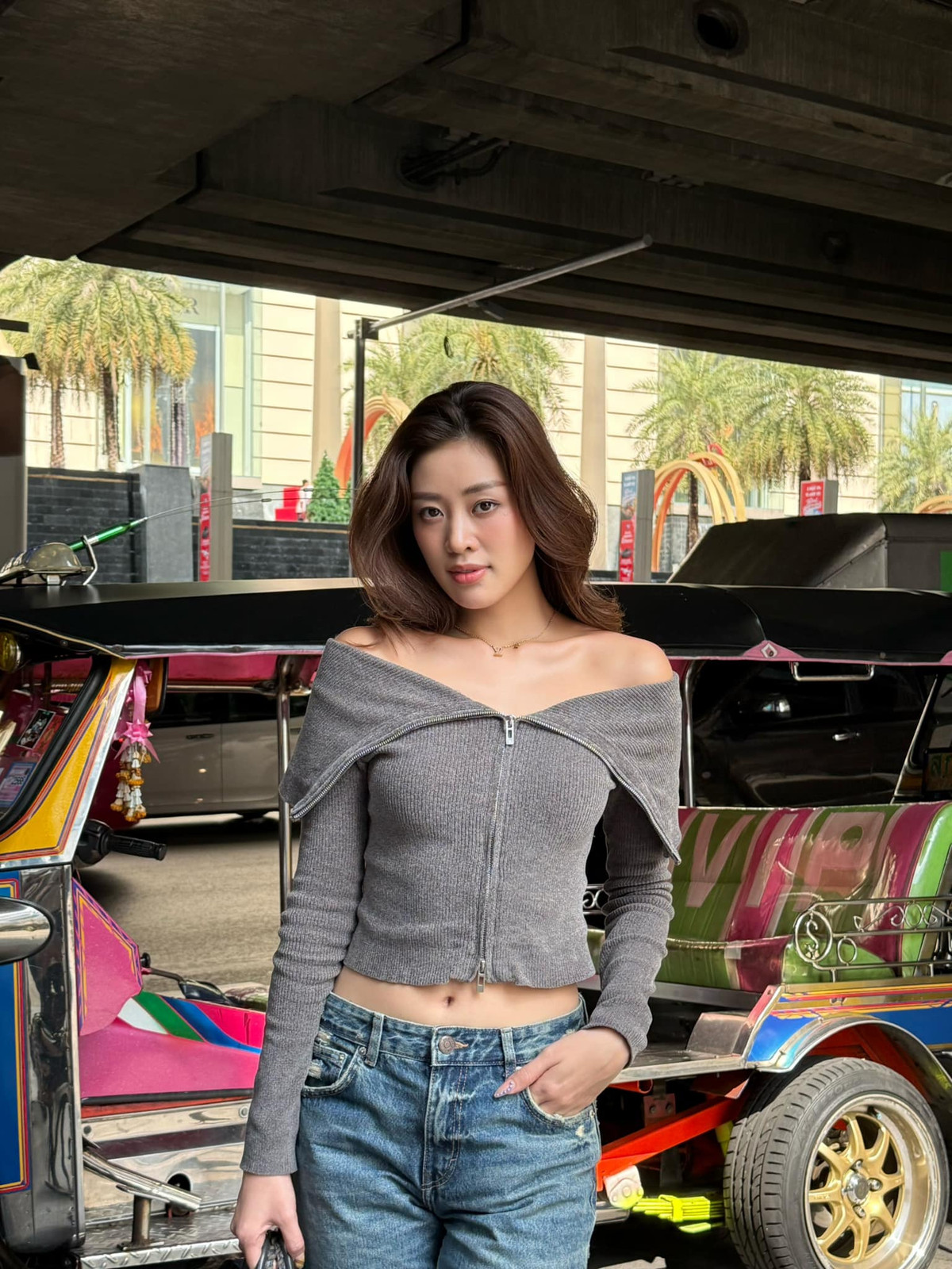 Hoa hậu Khánh Vân thả dáng ở Bangkok, Thái Lan. Ảnh: FB Nguyễn Trần Khánh Vân