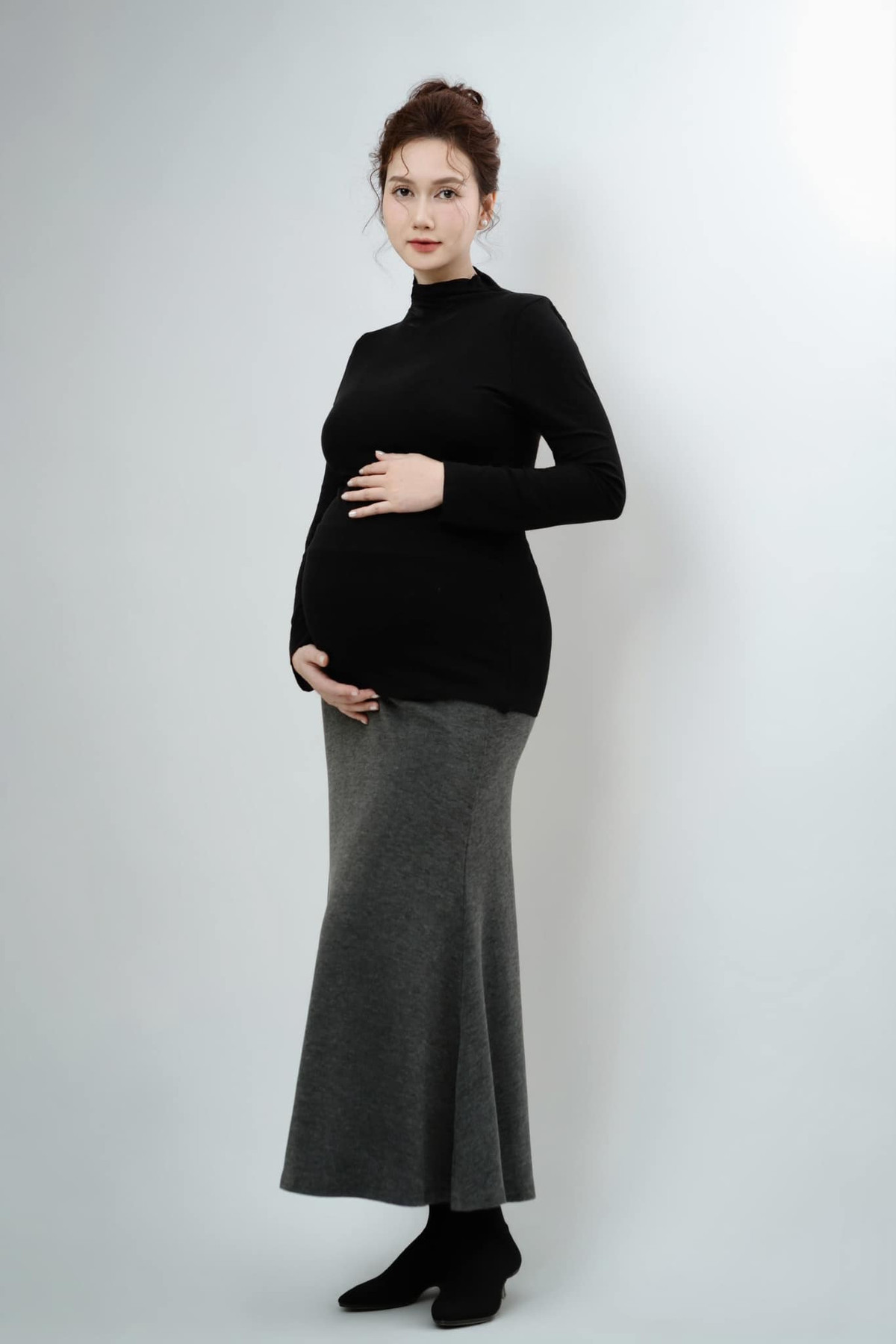 Diễn viên Hương Giang mặc kín đáo, khoe vóc dáng thon gọn khi mang thai. Ảnh: FB Nguyễn Hương Giang