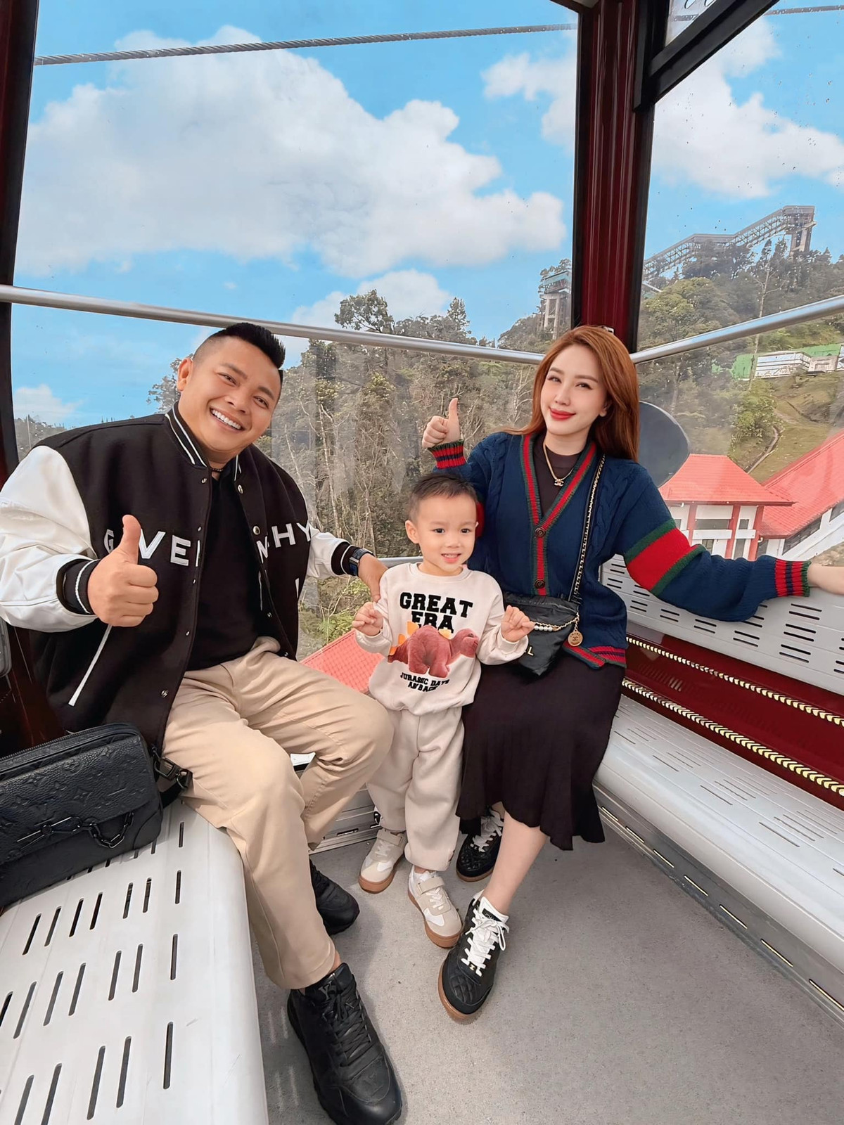 Gia đình nhỏ của ca sĩ Bảo Thy chụp ảnh trên cáp treo trong chuyến du lịch. Ảnh: FB Bảo Thy