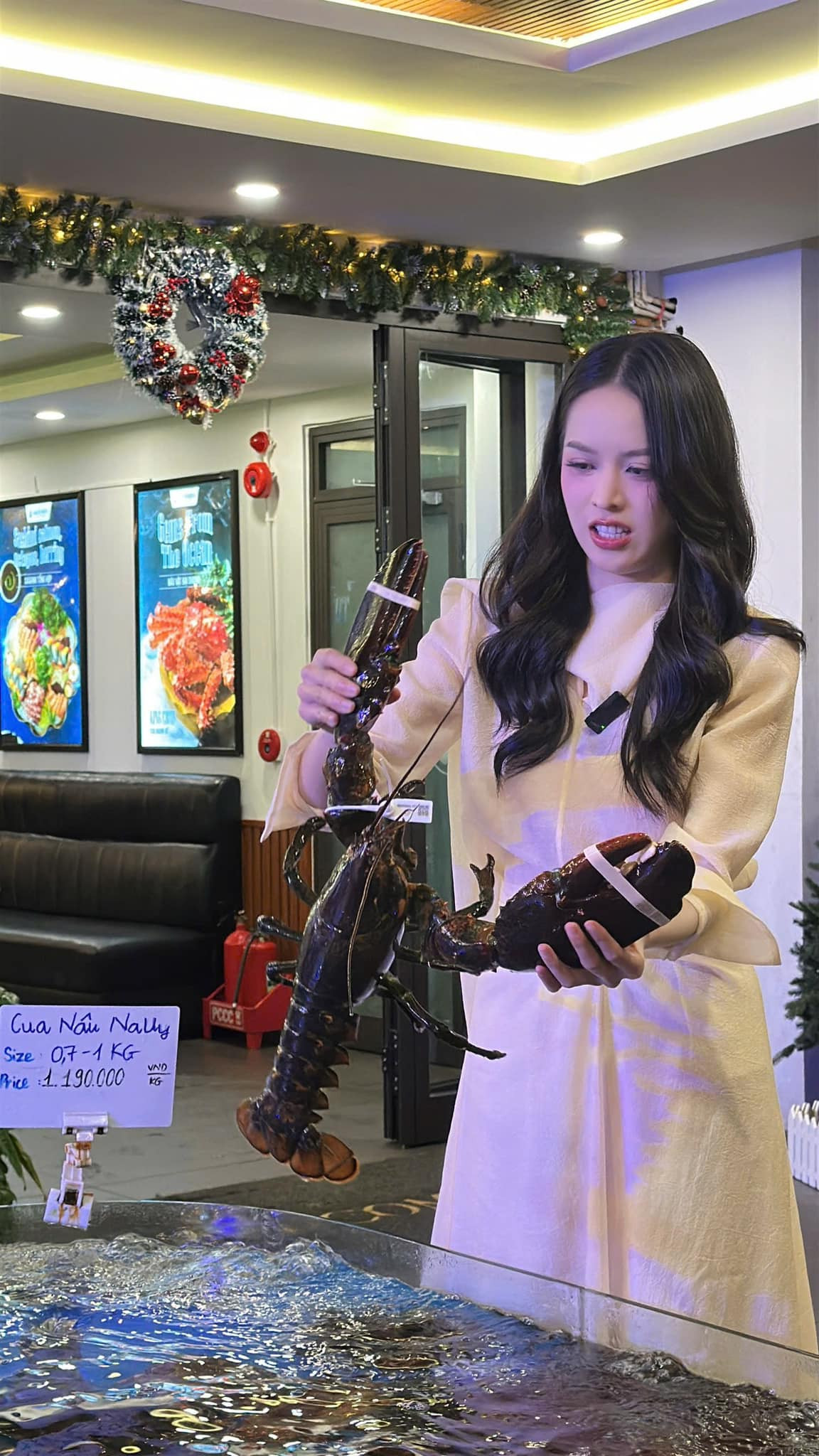 Hoa hậu Thanh Thuỷ chụp ảnh hài hước khi cầm tôm hùm trên tay. Ảnh: FB Huỳnh Thị Thanh Thủy