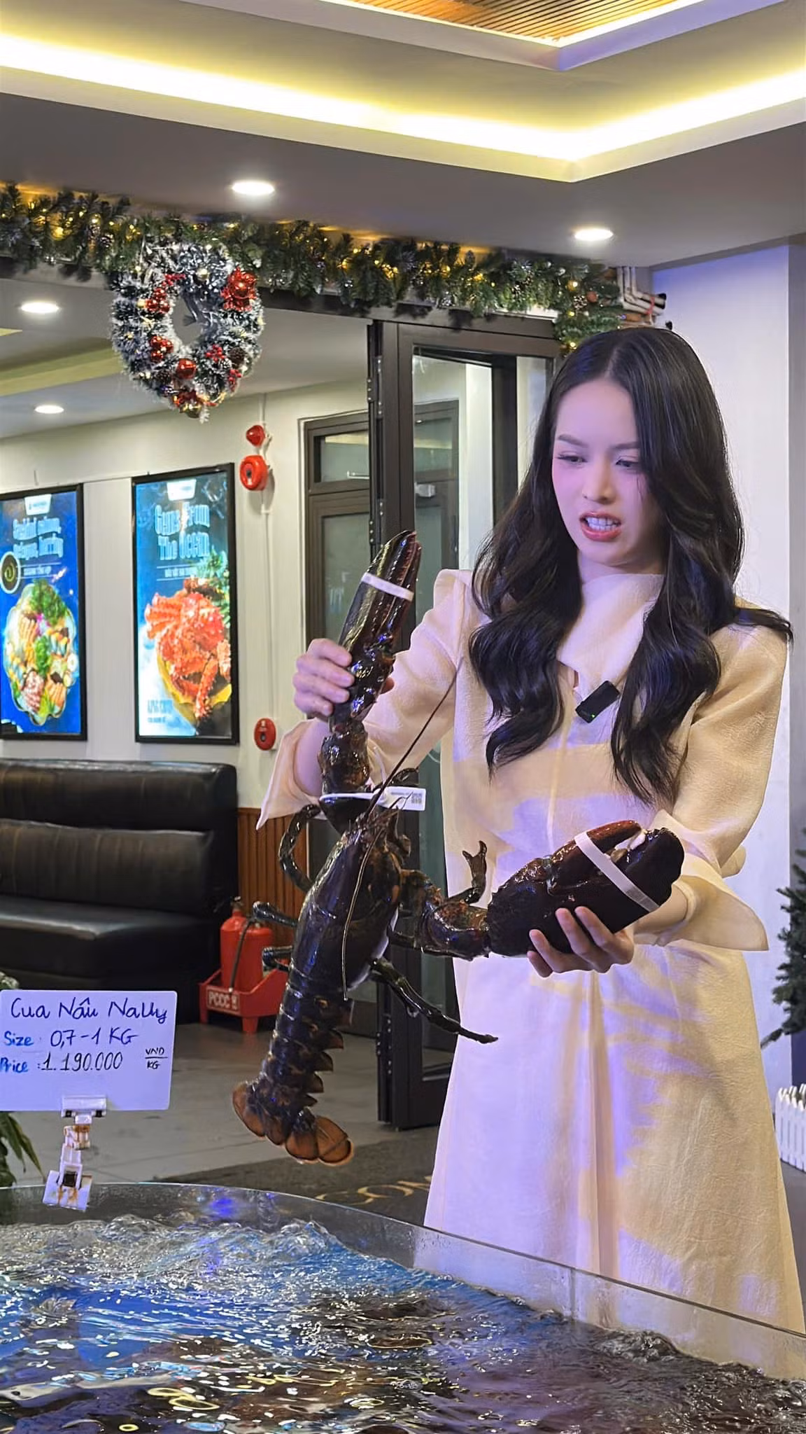 Hoa hậu Thanh Thuỷ chụp ảnh hài hước khi cầm tôm hùm trên tay. Ảnh: FB Huỳnh Thị Thanh Thủy