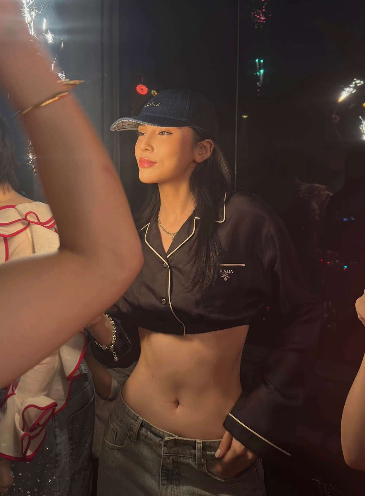 Hoa hậu Kỳ Duyên diện áo ngắn, khoe vòng eo phẳng lỳ. Ảnh: FB Nguyen Cao Ky Duyen