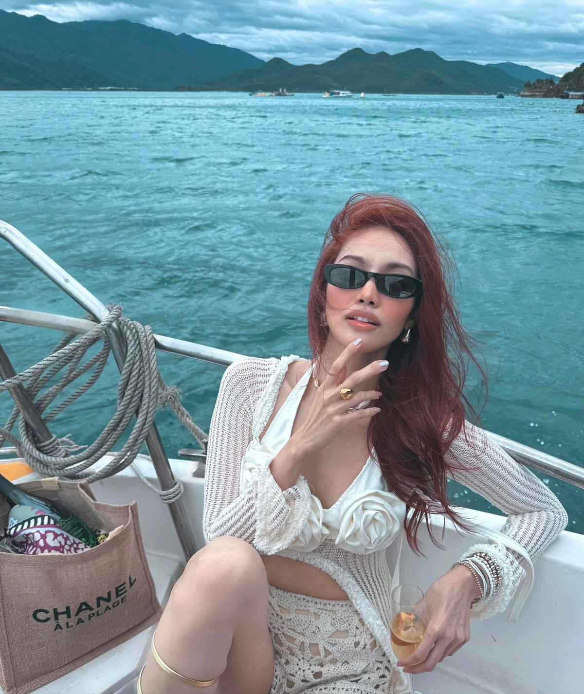  Tin tức sao Việt 5/1: Người mẫu Lan Khuê thả dáng đầy cuốn hút, sang chảnh trên du thuyền. Ảnh: FB Lan Khue