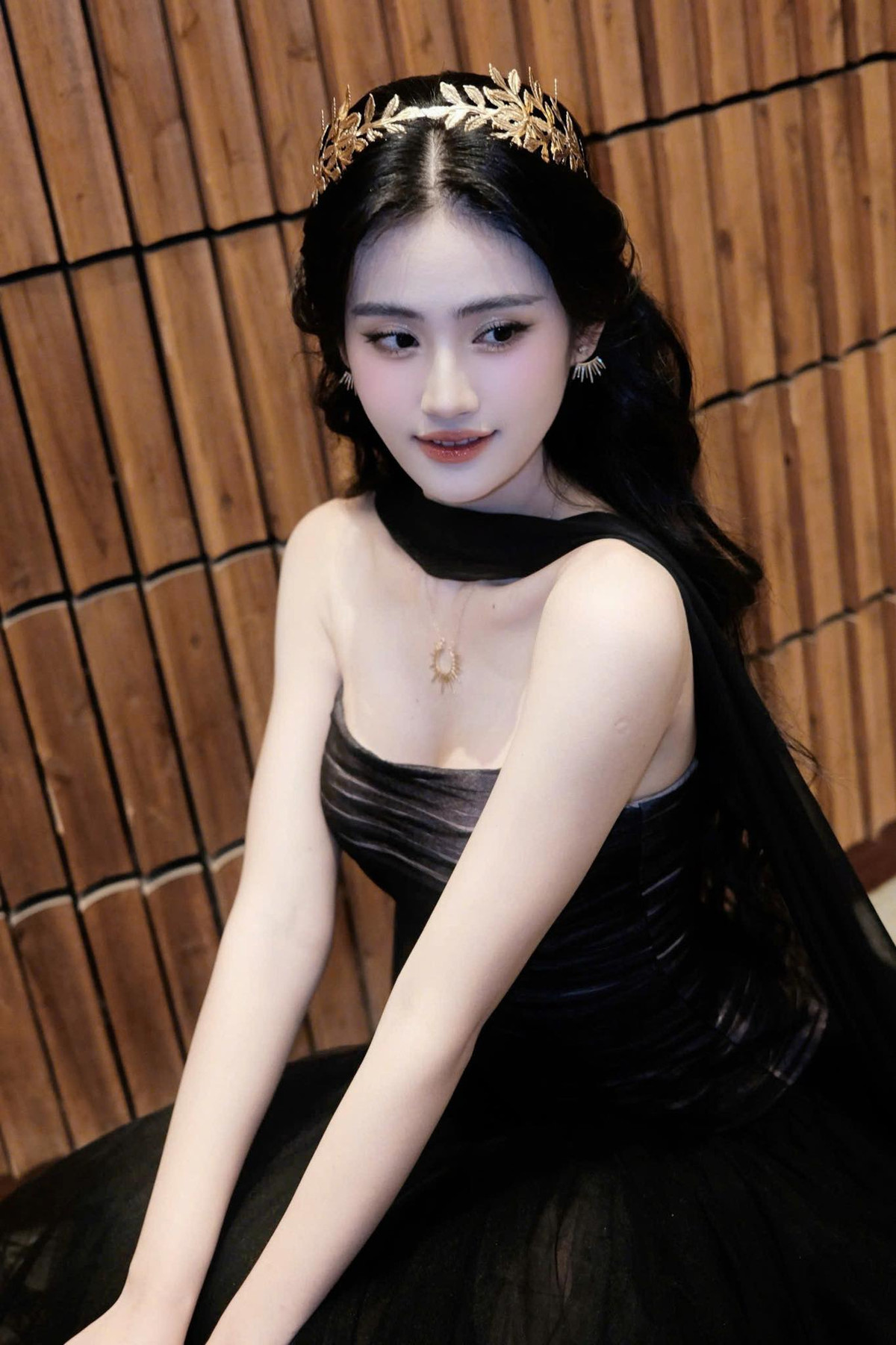 Những bộ trang phục cắt xẻ tinh tế, những đường cong được tôn vinh một cách khéo léo đã góp phần làm nổi bật vẻ gợi cảm mới mẻ của nàng hậu. Ảnh: FB Huỳnh Trần Ý Nhi