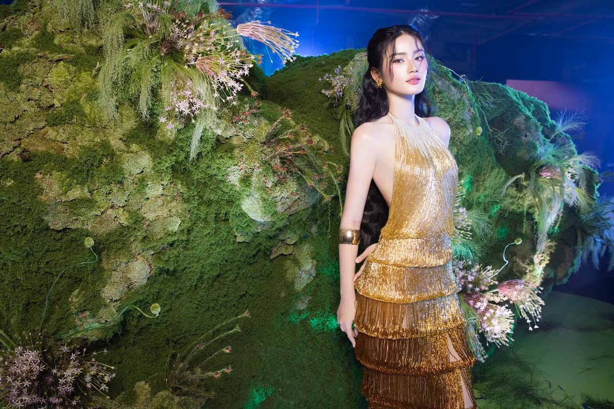 Đặc biệt, sự tự tin và rạng ngời toát ra từ thần thái của cô càng làm tăng thêm vẻ gợi cảm khó cưỡng. Ảnh: FB Huỳnh Trần Ý Nhi