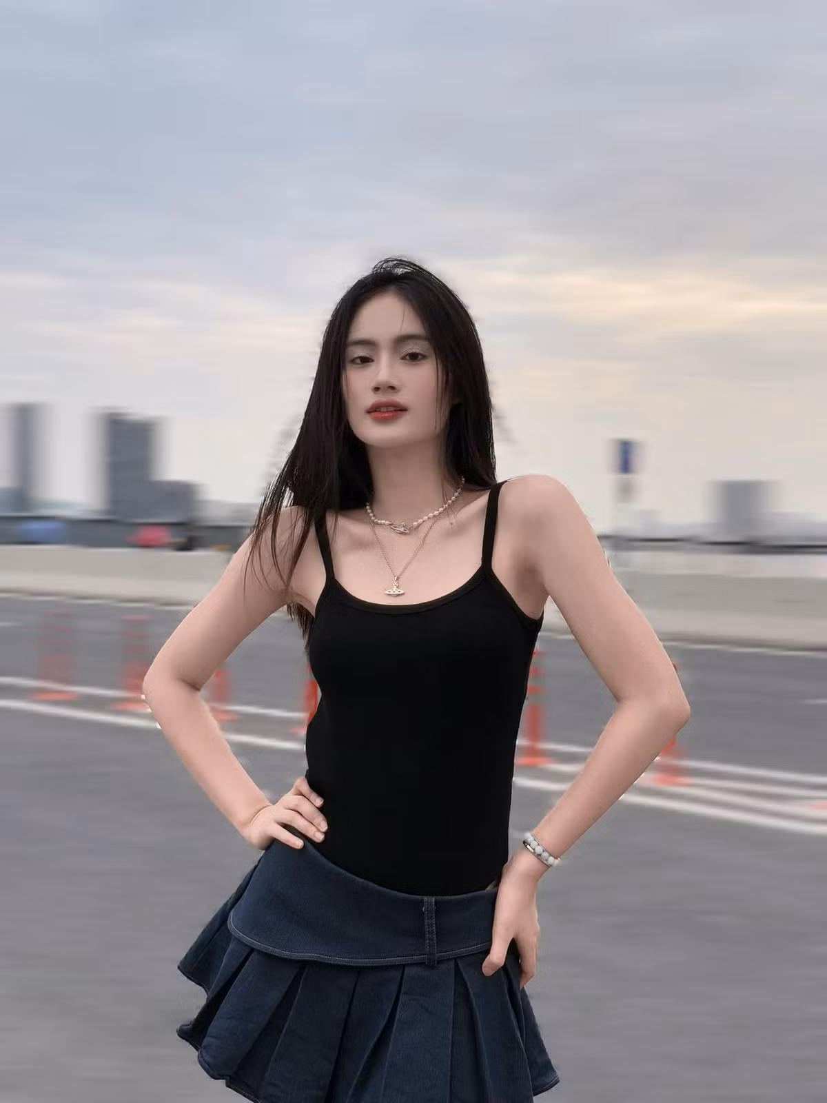 Phần xương quai xanh sexy, gợi cảm cũng khiến Ý Nhi trở nên quyến rũ hơn. Ảnh: FB Huỳnh Trần Ý Nhi