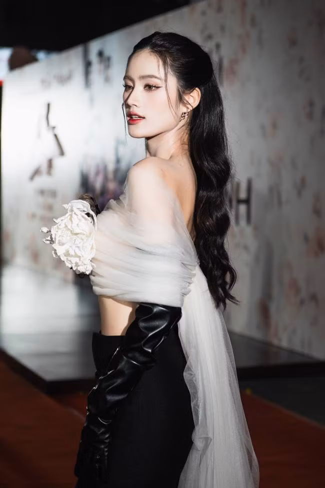 Ý Nhi cũng không ngại thừa nhận đã nâng ngực, nhờ vậy mà cô "có thể mặc được những bộ đồ trước đây mình không thể mặc”. Ảnh: FB Huỳnh Trần Ý Nhi