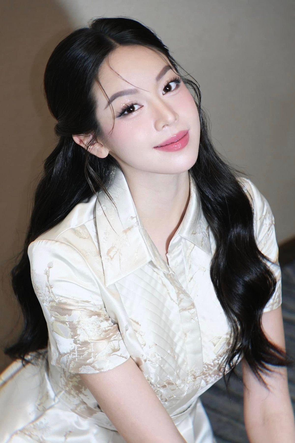 Hoa hậu Huỳnh Thị Thanh Thủy diện bộ váy trắng, họa tiết nền nã, thanh lịch. Ảnh: FB Huỳnh Thị Thanh Thủy