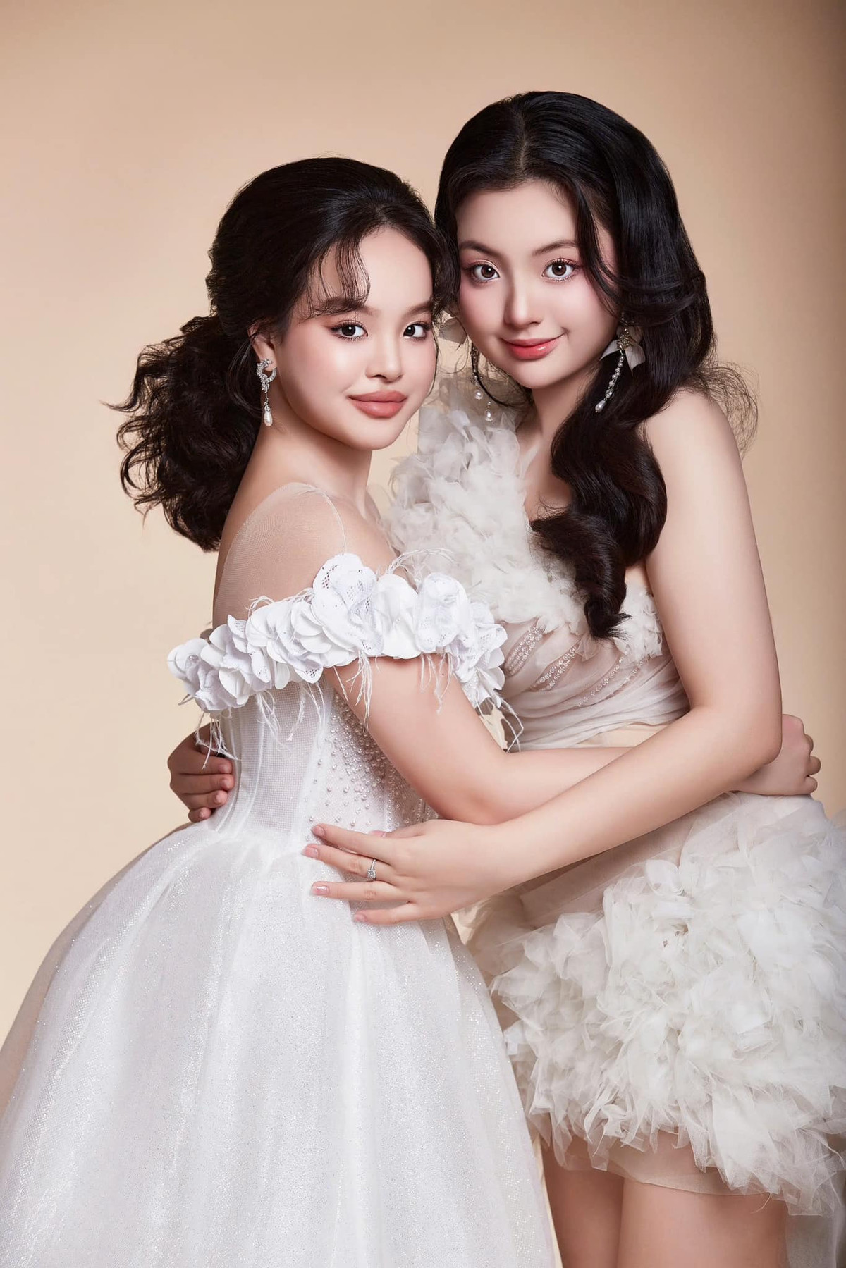 Hai con của người mẫu Thúy Hạnh là Suli, 17 tuổi và Suti, 16 tuổi gây chú ý về nhan sắc xinh đẹp, sắc sảo. Ảnh: FB Bui Thuy Hanh