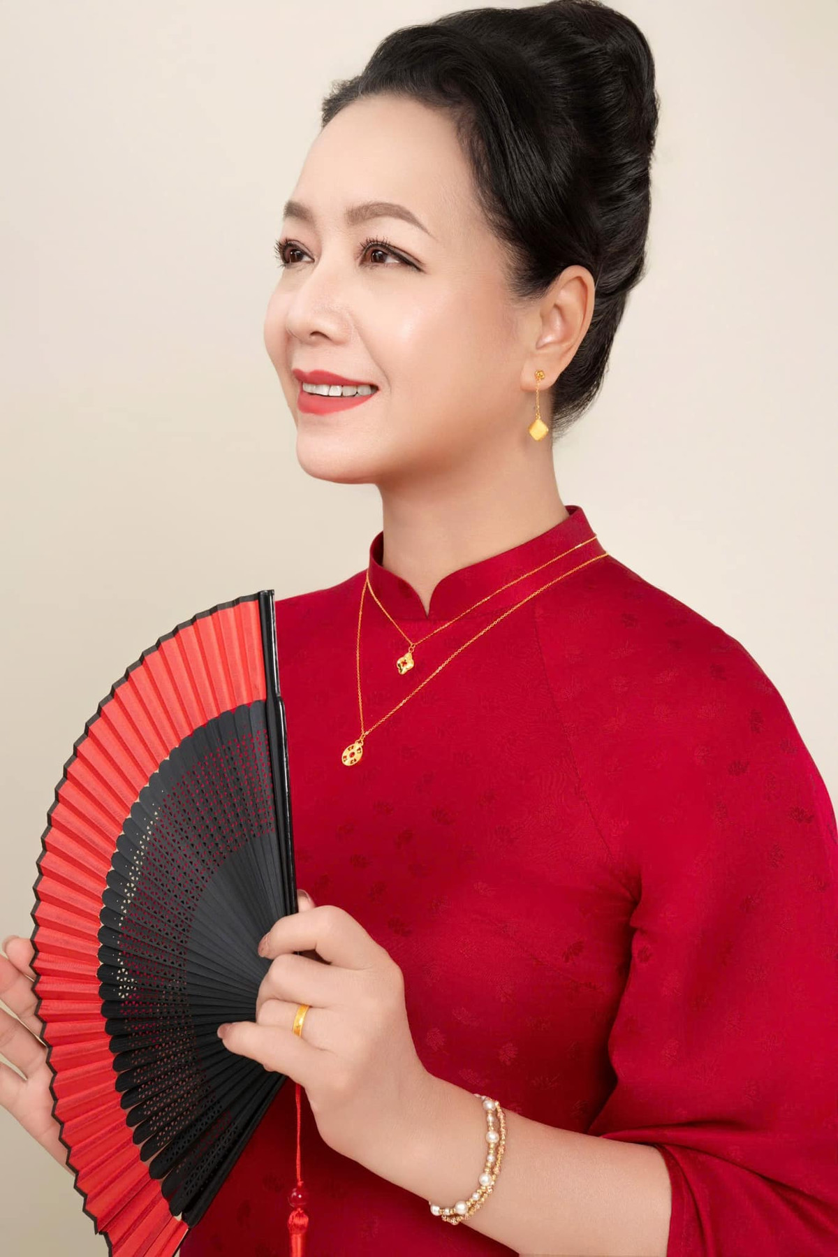 NSƯT Chiều Xuân được khen trẻ đẹp ở tuổi gần 60. Ảnh: FB Nguyễn Thị Chiều Xuân