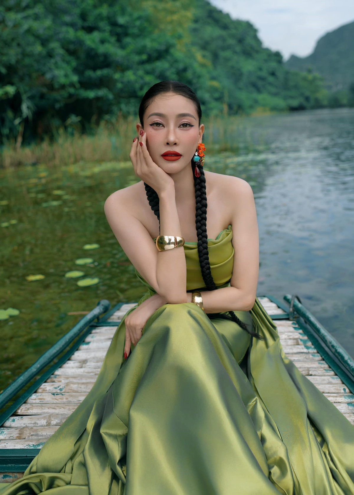 Hoa hậu Hà Kiều Anh chụp bộ ảnh mới thần thái cực đỉnh tại Tràng An, Ninh Bình. Ảnh: Ha Kieu Anh