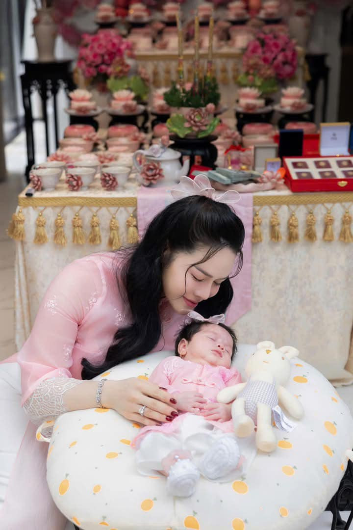 Nhật Kim Anh tổ chức tiệc đầy tháng hoành tráng cho con gái Julia. Ảnh: FB Nhật Kim Anh