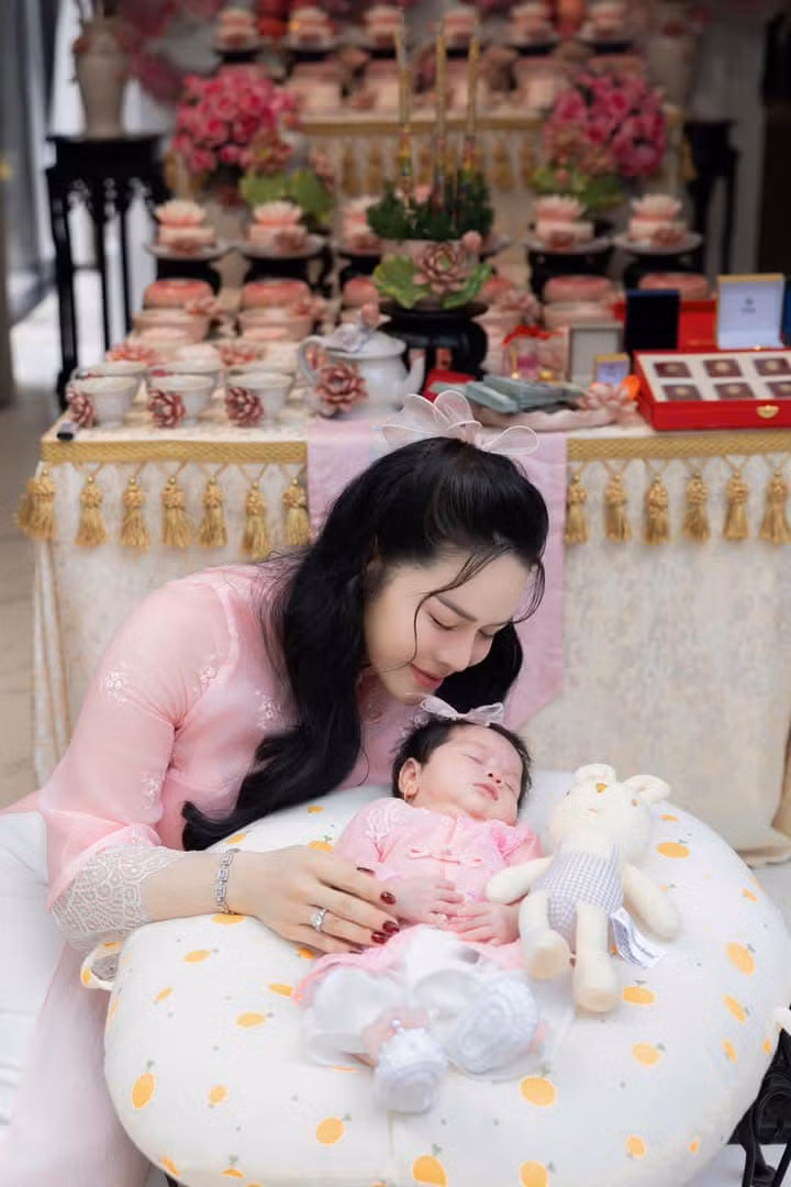 Nhật Kim Anh tổ chức tiệc đầy tháng hoành tráng cho con gái Julia. Ảnh: FB Nhật Kim Anh