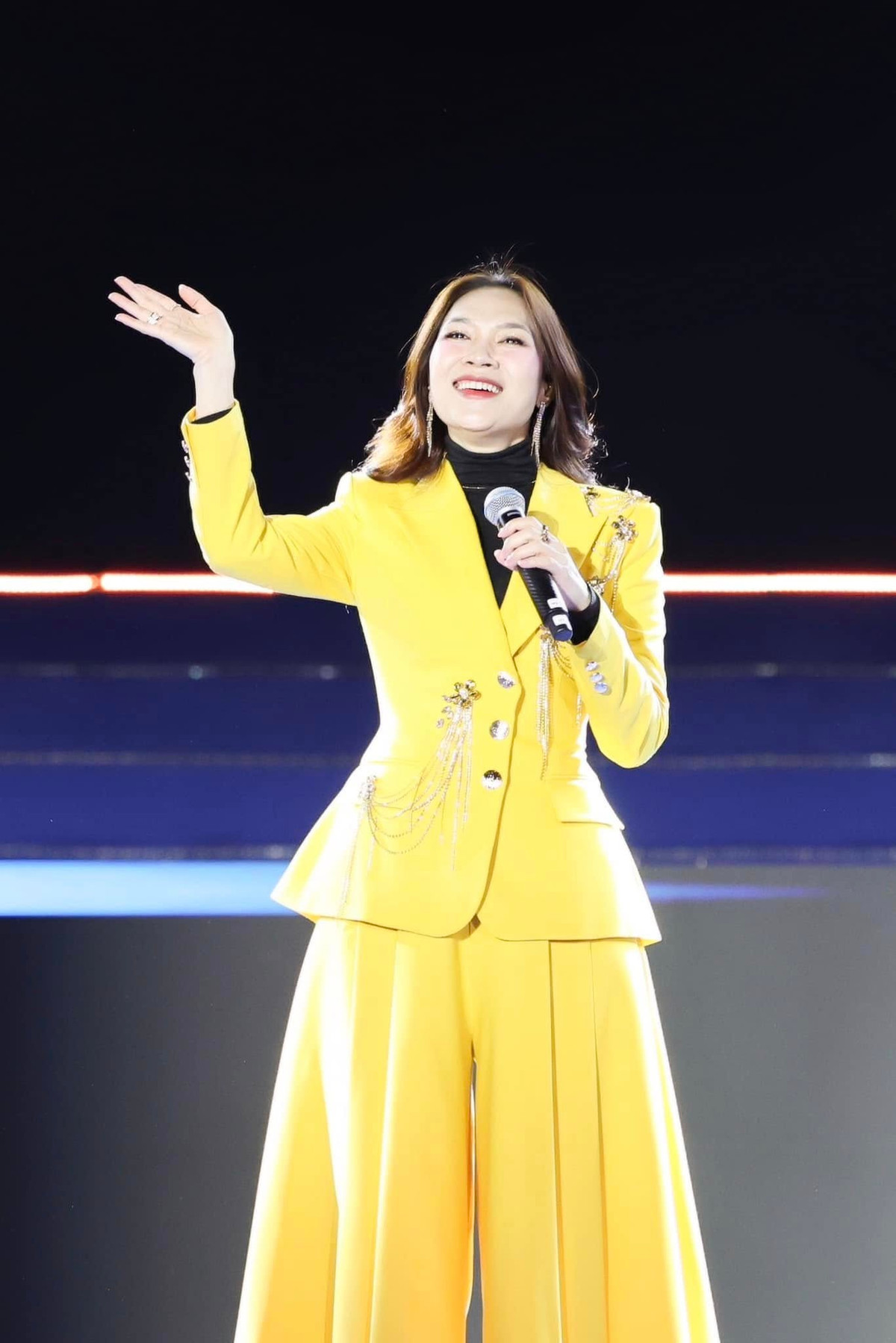 Mỹ Tâm xinh tươi, vàng rực trên sân khấu. Ảnh: FB My Tam