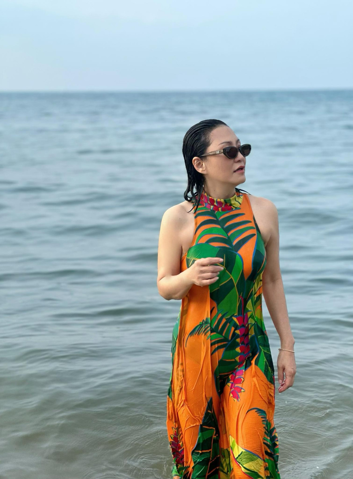 Hồng Đào post ảnh: "Sóng biển đánh té ướt mem, nhờ vậy mới có mấy tấm hình ướt át quá nè". Ảnh: FB Hồng Đào