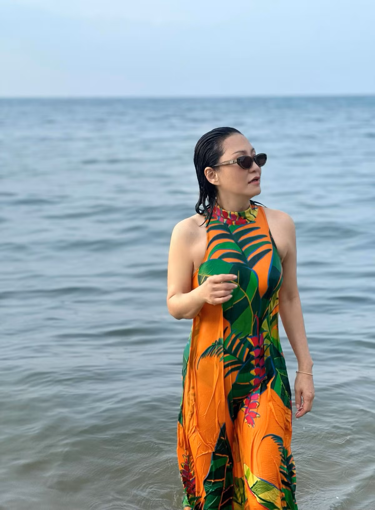 Hồng Đào post ảnh: "Sóng biển đánh té ướt mem, nhờ vậy mới có mấy tấm hình ướt át quá nè". Ảnh: FB Hồng Đào