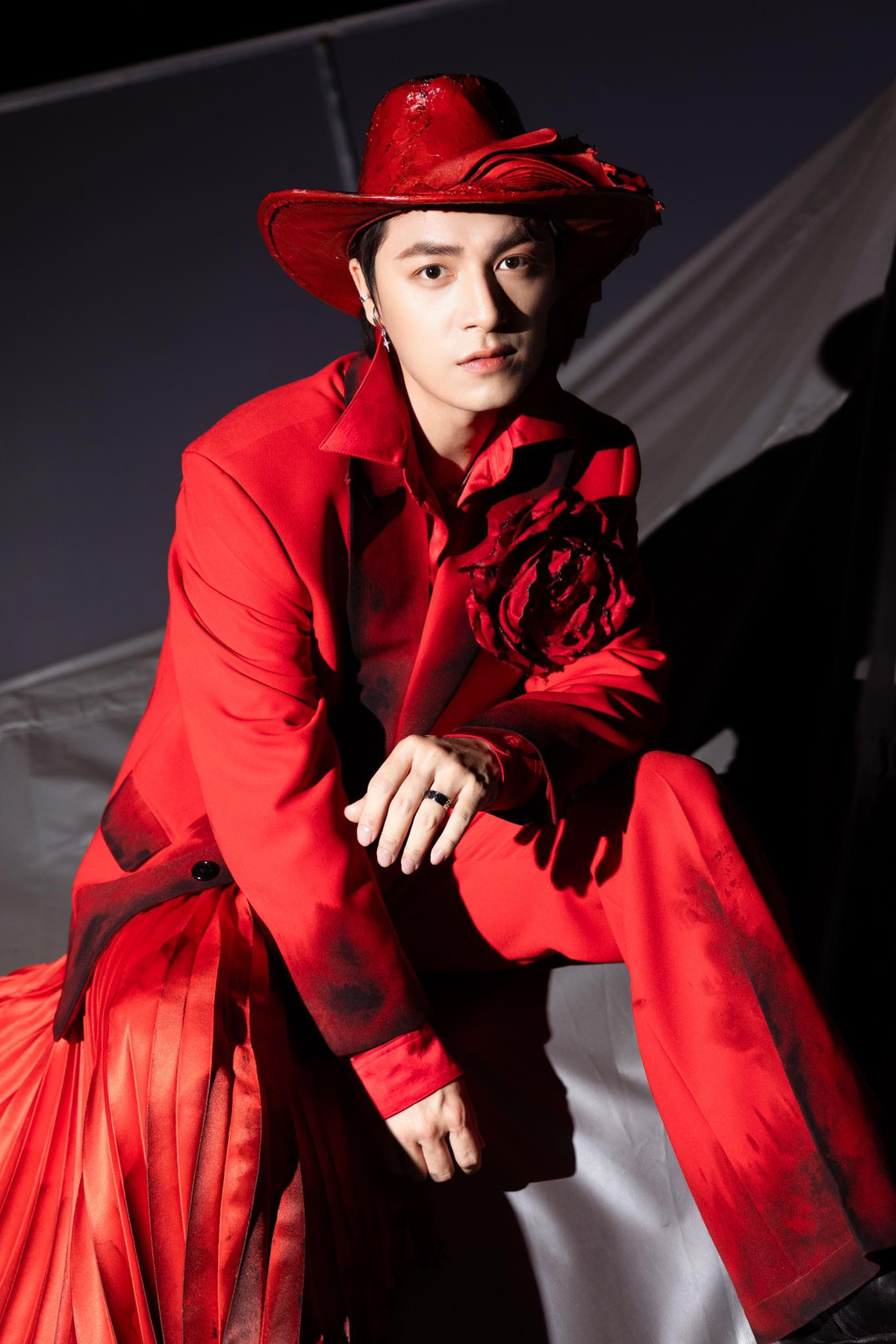 "Anh mặc áo đỏ, chứng tỏ... ", ca sĩ Đăng Khôi bỏ ngỏ chờ fans điền vào chỗ trống. Ảnh: FB Dang Khoi Nguyen