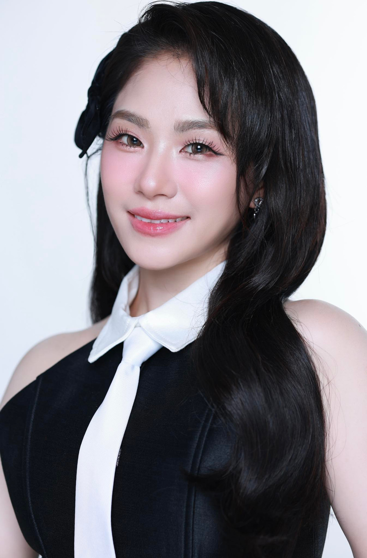 Lương Bích Hữu được khen sở hữu nhan sắc hack tuổi. Ảnh: FB LuongBichHuu