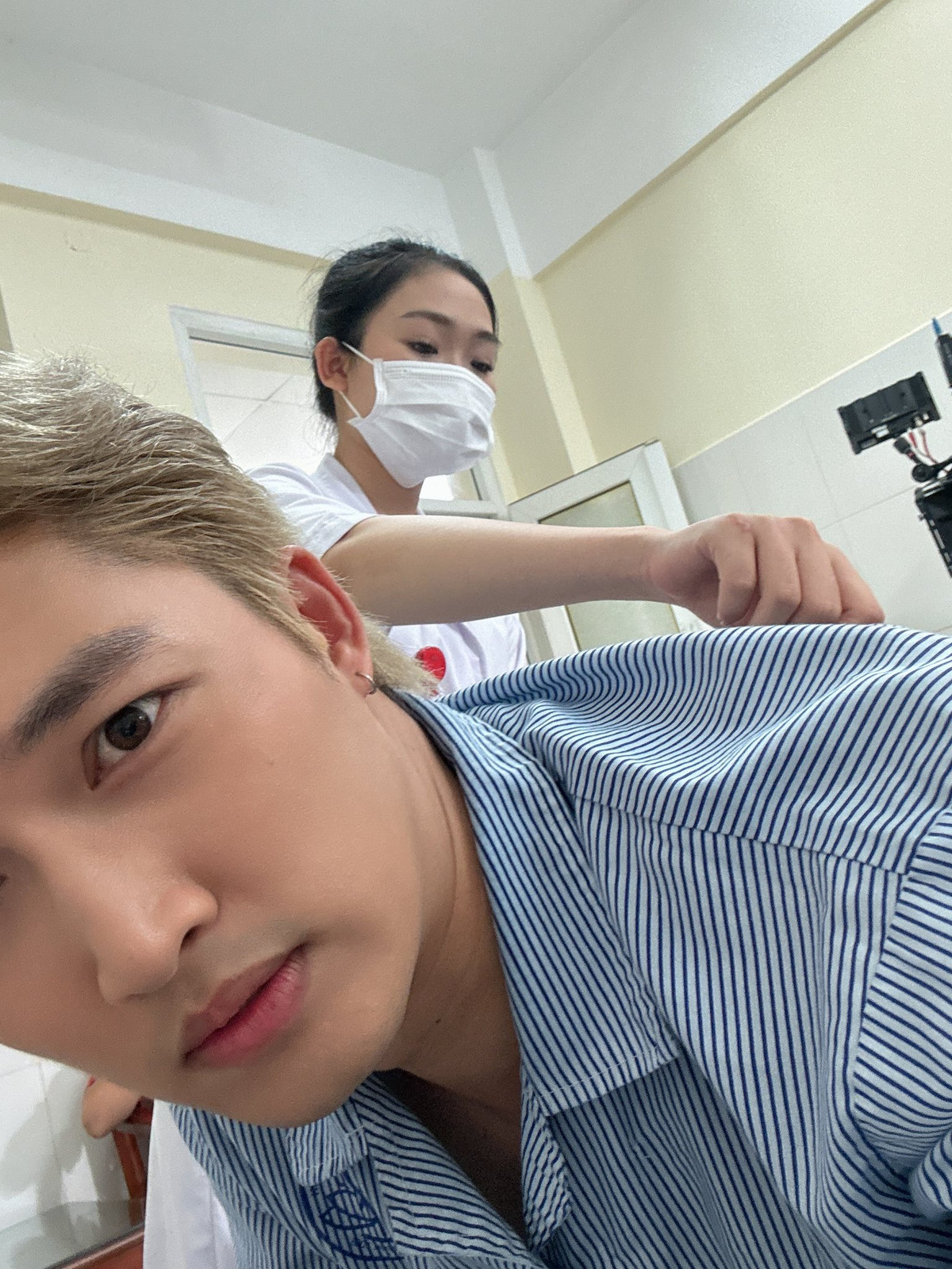 Diễn viên Đình Tú chia sẻ ảnh hậu trường cảnh nhân vật mình đóng trong "Những chặng đường bụi bặm" bị tai nạn. Ảnh: FB Nguyễn Đình Tú