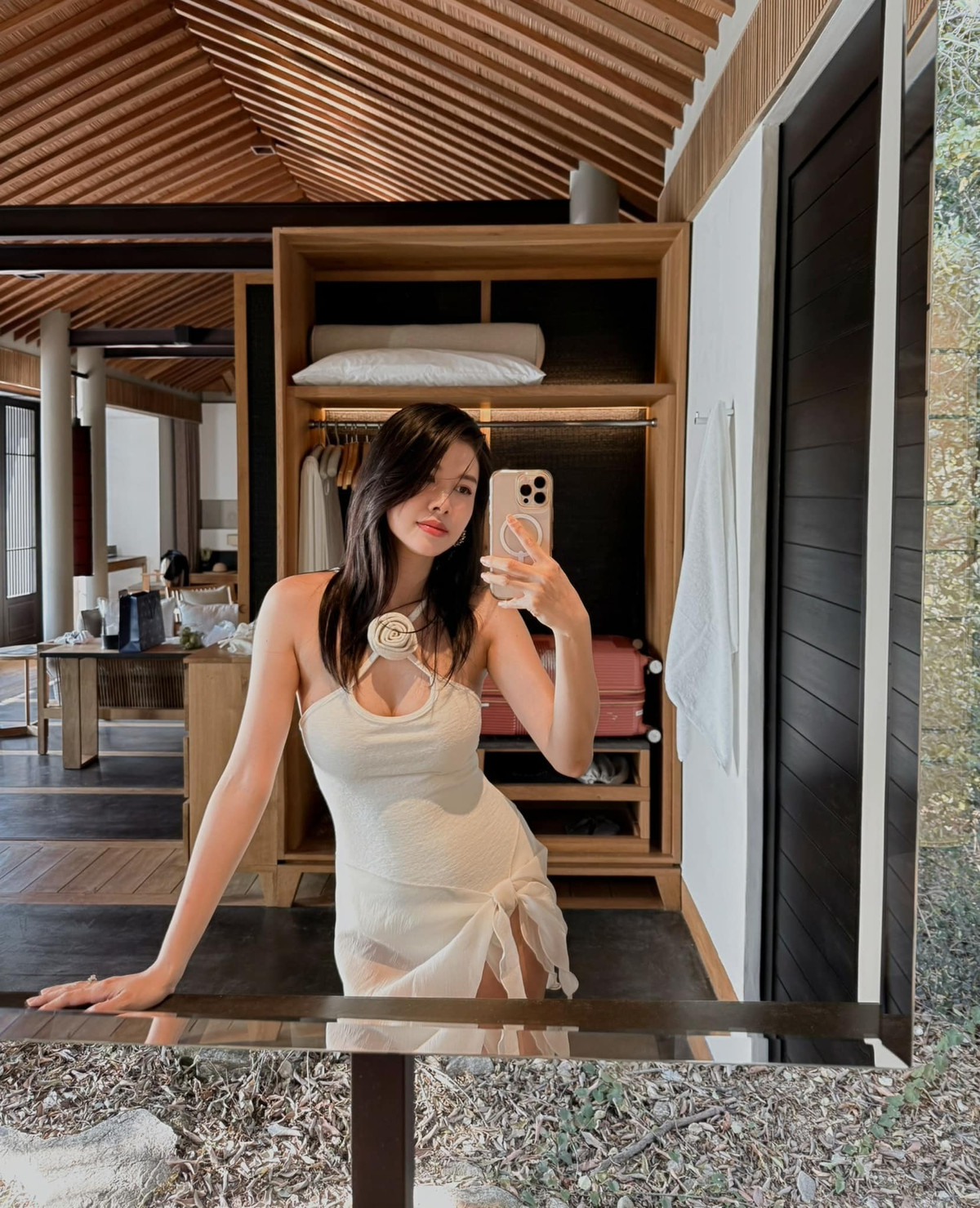 Vợ ca sĩ Đăng Khôi - Thuỳ Anh chụp ảnh trước gương, khoe vóc dáng thon gọn ngoạn mục sau khi sinh con thứ 3. Ảnh: FB Thuy Anh Le