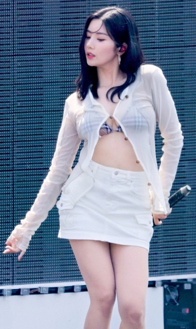 Trang phục biểu diễn khoe trọn hình thể quyến rũ, cuốn hút của Kwon Eun Bi.