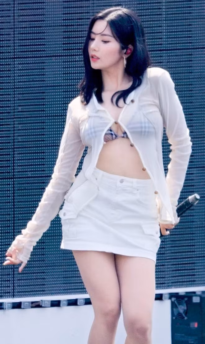 Trang phục biểu diễn khoe trọn hình thể quyến rũ, cuốn hút của Kwon Eun Bi.